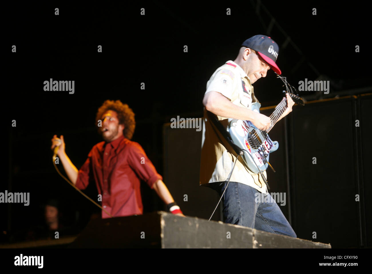 Rage Against the Machine l'exécution à la Coachella Valley Music and Arts Festival à l'Empire Polo Fields 2007 à Indio en Californie le 29 avril 2007. Les membres de la bande sont ; Zack de la Rocha -chant -chemise rouge Tom Morello - guitare - cap Tim Commerford - basse , pas de chemise Banque D'Images Rage Against the Machine l'exécution à la Coachella Valley Music and Arts Festival à l'Empire Polo Fields 2007 à Indio en Californie le 29 avril 2007. Les membres de la bande sont ; Zack de la Rocha -chant -chemise rouge Tom Morello - guitare - cap Tim Commerford - basse , pas de chemise Banque D'Images