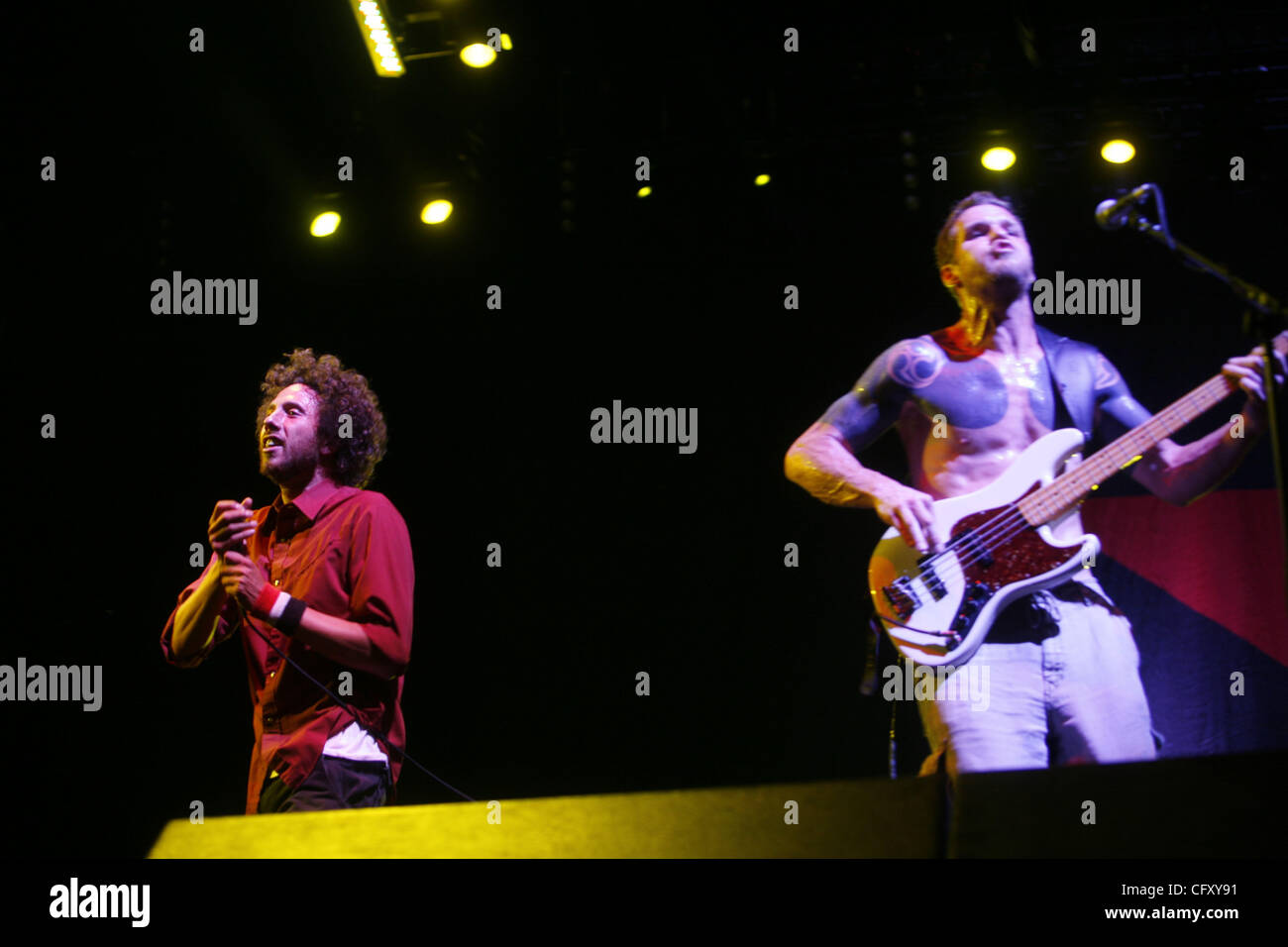 Rage Against the Machine l'exécution à la Coachella Valley Music and Arts Festival à l'Empire Polo Fields 2007 à Indio en Californie le 29 avril 2007. Les membres de la bande sont ; Zack de la Rocha -chant -chemise rouge Tom Morello - guitare - cap Tim Commerford - basse , pas de chemise Banque D'Images Rage Against the Machine l'exécution à la Coachella Valley Music and Arts Festival à l'Empire Polo Fields 2007 à Indio en Californie le 29 avril 2007. Les membres de la bande sont ; Zack de la Rocha -chant -chemise rouge Tom Morello - guitare - cap Tim Commerford - basse , pas de chemise Banque D'Images