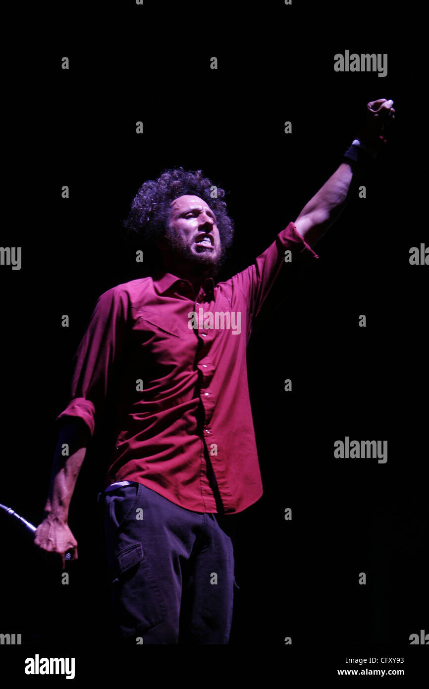 Rage Against the Machine l'exécution à la Coachella Valley Music and Arts Festival à l'Empire Polo Fields 2007 à Indio en Californie le 29 avril 2007. Les membres de la bande sont ; Zack de la Rocha -chant -chemise rouge Tom Morello - guitare - cap Tim Commerford - basse , pas de chemise Banque D'Images Rage Against the Machine l'exécution à la Coachella Valley Music and Arts Festival à l'Empire Polo Fields 2007 à Indio en Californie le 29 avril 2007. Les membres de la bande sont ; Zack de la Rocha -chant -chemise rouge Tom Morello - guitare - cap Tim Commerford - basse , pas de chemise Banque D'Images