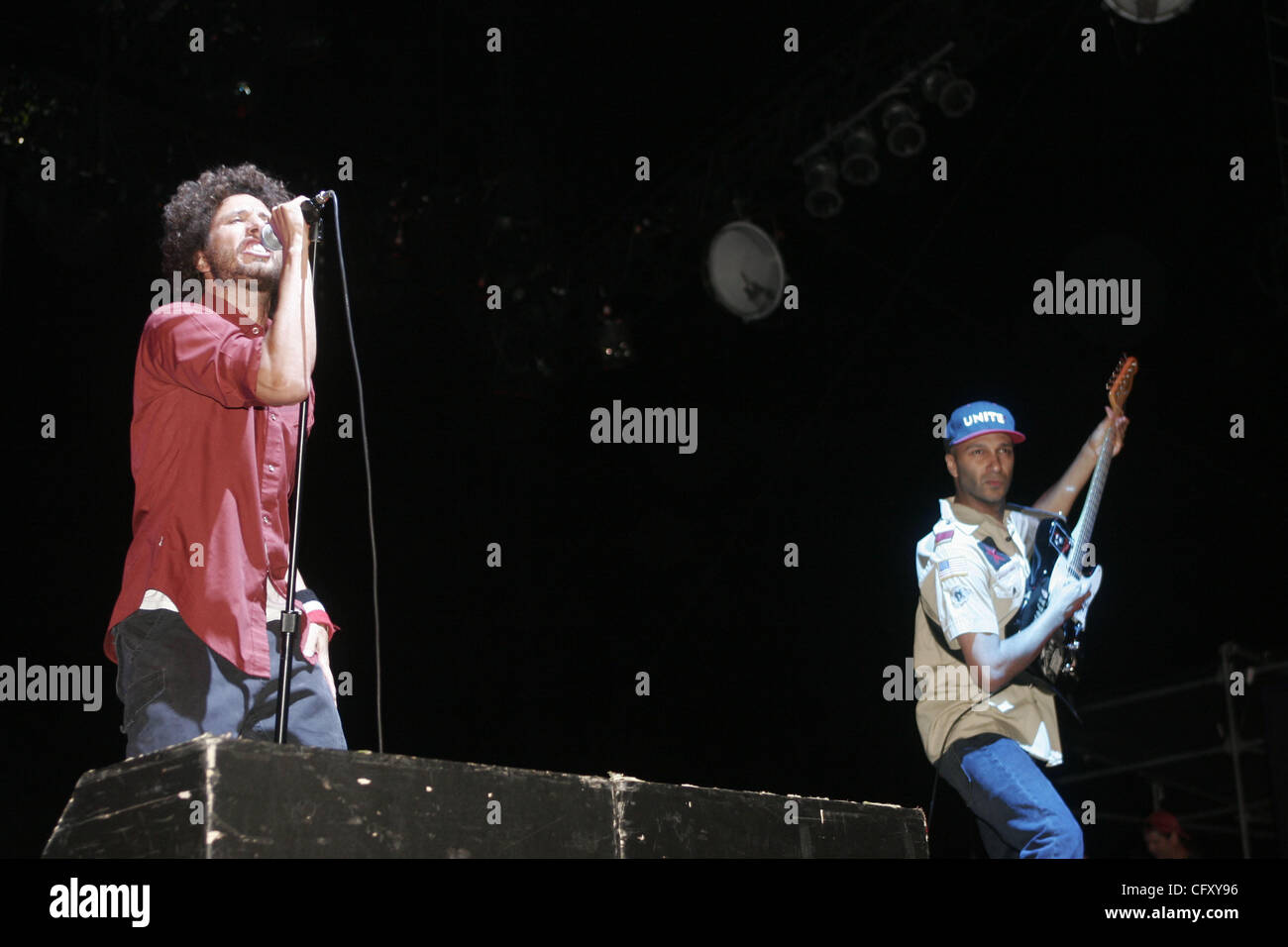 Rage Against the Machine l'exécution à la Coachella Valley Music and Arts Festival à l'Empire Polo Fields 2007 à Indio en Californie le 29 avril 2007. Les membres de la bande sont ; Zack de la Rocha -chant -chemise rouge Tom Morello - guitare - cap Tim Commerford - basse , pas de chemise Banque D'Images Rage Against the Machine l'exécution à la Coachella Valley Music and Arts Festival à l'Empire Polo Fields 2007 à Indio en Californie le 29 avril 2007. Les membres de la bande sont ; Zack de la Rocha -chant -chemise rouge Tom Morello - guitare - cap Tim Commerford - basse , pas de chemise Banque D'Images