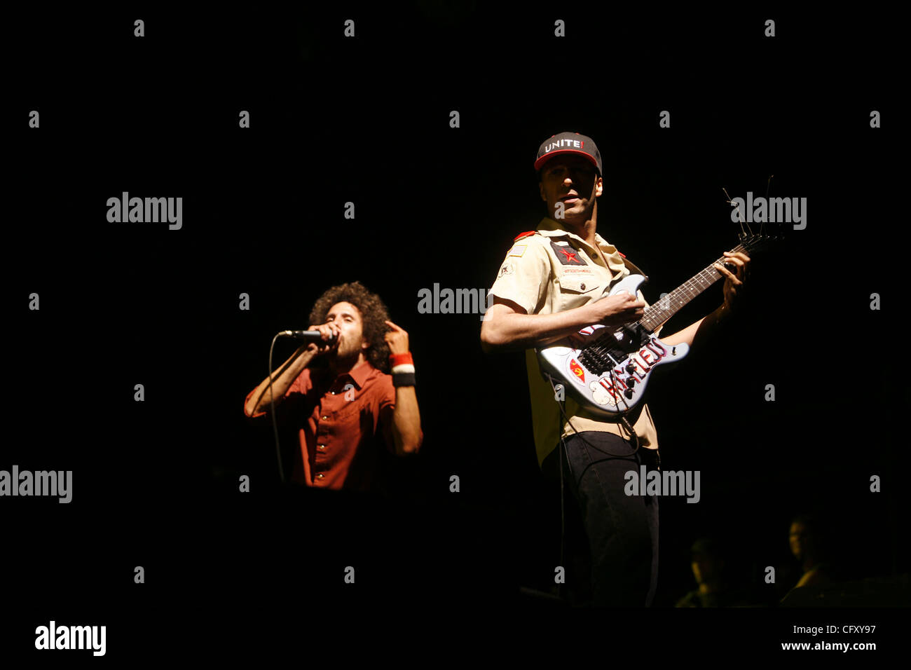 Rage Against the Machine l'exécution à la Coachella Valley Music and Arts Festival à l'Empire Polo Fields 2007 à Indio en Californie le 29 avril 2007. Les membres de la bande sont ; Zack de la Rocha -chant -chemise rouge Tom Morello - guitare - cap Tim Commerford - basse , pas de chemise Banque D'Images Rage Against the Machine l'exécution à la Coachella Valley Music and Arts Festival à l'Empire Polo Fields 2007 à Indio en Californie le 29 avril 2007. Les membres de la bande sont ; Zack de la Rocha -chant -chemise rouge Tom Morello - guitare - cap Tim Commerford - basse , pas de chemise Banque D'Images
