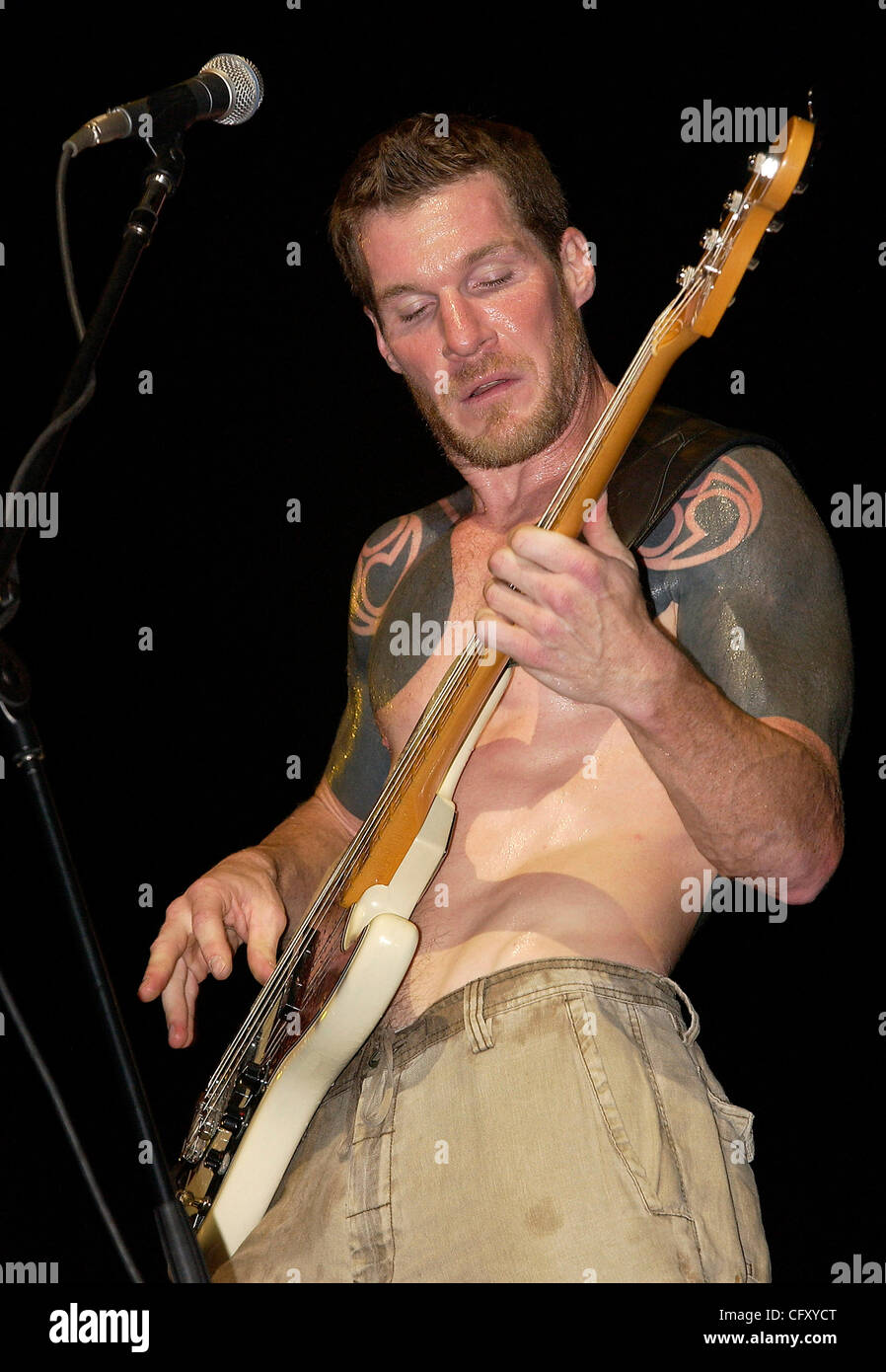 Le 29 avril 2007 ; Indio, CA, USA ; TIM COMMERFORD, musicien de la bande 'Rage Against The Machine', d'effectuer au cours de la Coachella Valley Music and Arts Festival 2007. Crédit obligatoire : Photo par Vaughn Youtz/ZUMA Press. (©) Copyright 2007 par Vaughn Youtz. Banque D'Images