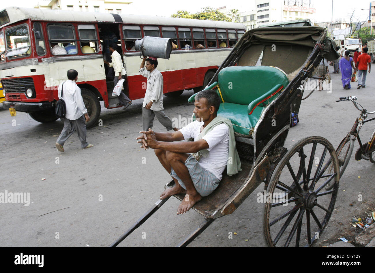 Un rickshaw puller attend que le client à l'occasion de la Journée internationale du travail dans la région de Kolkata, Inde le 01 mai 2007. Près de 24 000 pousse-pousse à Calcutta, comportent non seulement des clients, mais aussi leurs biens et effets personnels ainsi, dans l'espoir d'un revenu journalier moyen de 3,50 USD. Photographe : Pankaj Na Banque D'Images