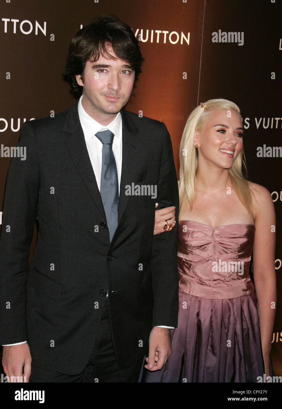 03 mai 2007 - New York, NY, USA - ANTOINE ARNAULT et l'actrice Scarlett Johansson, qui a accueilli l'amour de Louis Vuitton Partie pour Oxfam America, au lieu des arrivées à la Louis Vuitton Flagship sur la 5e Avenue. (Crédit Image : Â© Nancy/Kaszerman ZUMA Press) Banque D'Images