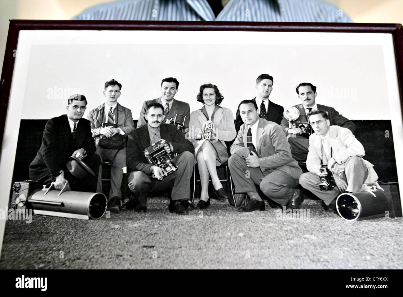 Mary Morris, Lawrence Centre, avec le personnel des photographes en 1941 h. Morris a été l'une des premières femmes Le photojournaliste à New York jusqu'en 1937.. (Ray Chavez/l'Oakland Tribune) Banque D'Images