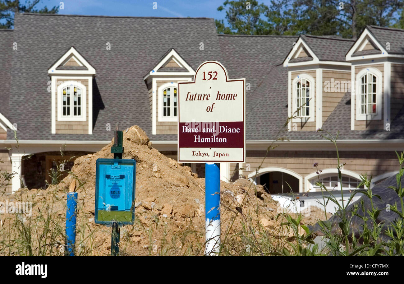 GREENSBORO, GA - 10 MAI : un signe de développement continu au Harbour Club Gated communauté on Lake Oconee à Greensboro, North Carolina le jeudi 10 mai 2007. (Photo par Erik S. moindre/pour le New York Times) Banque D'Images