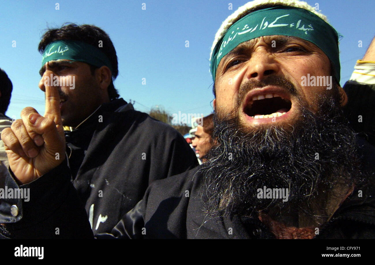 Les militants du Cachemire indien du groupe pro-Pakistan la Ligue musulmane (ML) crier des slogans anti-Indiens au cours d'une manifestation à Srinagar, 23 février 2007. Le groupe extrémiste seperatist ont manifesté contre le processus de paix en cours entre l'Inde et le Pakistan et les actions des Cachemiris modérés. seperatists Banque D'Images