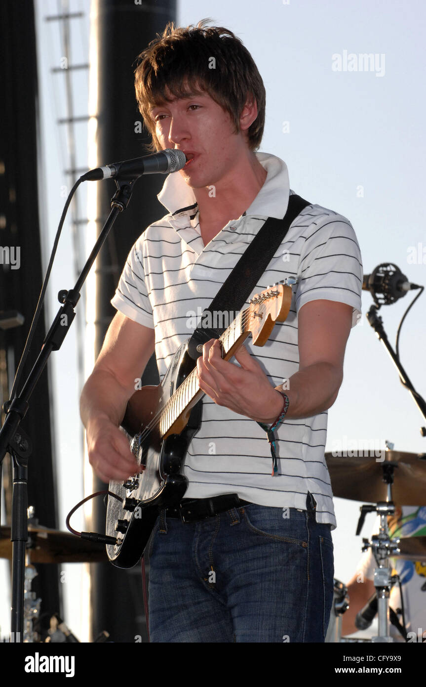 27 avril 2007, Indio, CA ; USA, musiciens Arctic Monkeys il se produit dans le cadre de la Coachella 2007 Music and Arts Festival qui a eu lieu à l'Empire Polo Field situé dans la région de Indio. Les trois jours du festival attire plus de 60 000 fans par jour qui voyagent de partout dans le pays pour voir une variété de Banque D'Images 27 avril 2007, Indio, CA ; USA, musiciens Arctic Monkeys il se produit dans le cadre de la Coachella 2007 Music and Arts Festival qui a eu lieu à l'Empire Polo Field situé dans la région de Indio. Les trois jours du festival attire plus de 60 000 fans par jour qui voyagent de partout dans le pays pour voir une variété de Banque D'Images