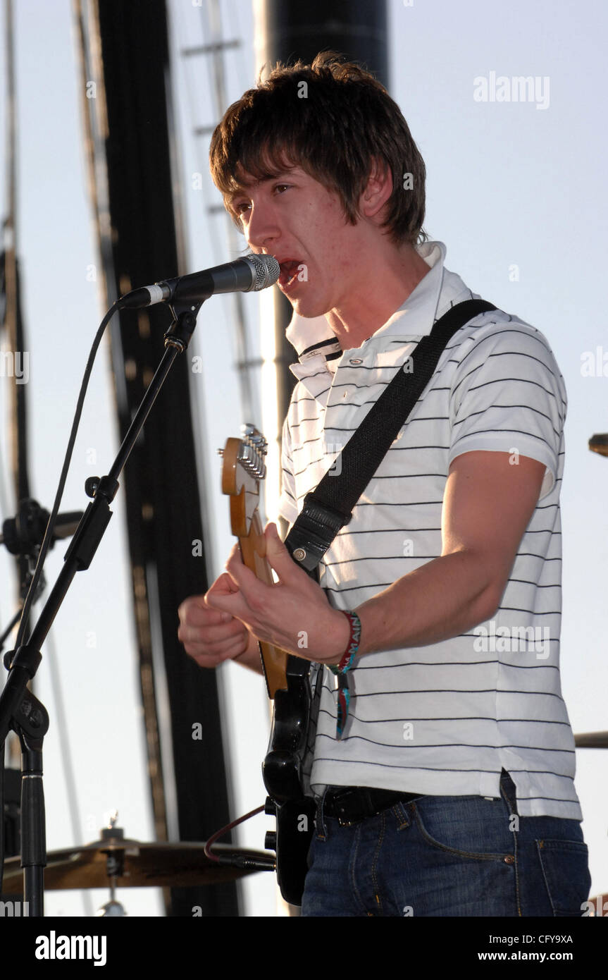 27 avril 2007, Indio, CA ; USA, musiciens Arctic Monkeys il se produit dans le cadre de la Coachella 2007 Music and Arts Festival qui a eu lieu à l'Empire Polo Field situé dans la région de Indio. Les trois jours du festival attire plus de 60 000 fans par jour qui voyagent de partout dans le pays pour voir une variété de Banque D'Images 27 avril 2007, Indio, CA ; USA, musiciens Arctic Monkeys il se produit dans le cadre de la Coachella 2007 Music and Arts Festival qui a eu lieu à l'Empire Polo Field situé dans la région de Indio. Les trois jours du festival attire plus de 60 000 fans par jour qui voyagent de partout dans le pays pour voir une variété de Banque D'Images