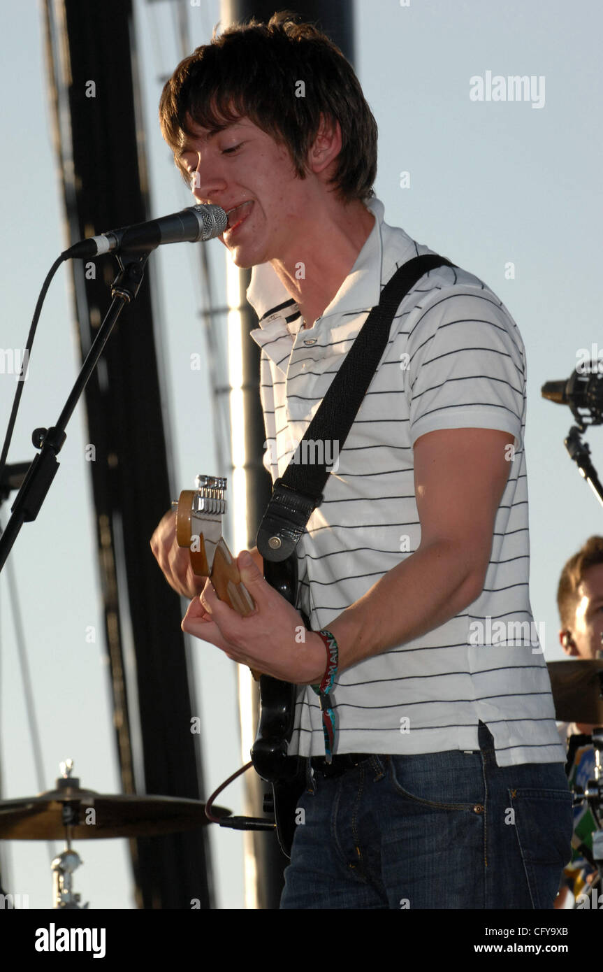 27 avril 2007, Indio, CA ; USA, musiciens Arctic Monkeys il se produit dans le cadre de la Coachella 2007 Music and Arts Festival qui a eu lieu à l'Empire Polo Field situé dans la région de Indio. Les trois jours du festival attire plus de 60 000 fans par jour qui voyagent de partout dans le pays pour voir une variété de Banque D'Images 27 avril 2007, Indio, CA ; USA, musiciens Arctic Monkeys il se produit dans le cadre de la Coachella 2007 Music and Arts Festival qui a eu lieu à l'Empire Polo Field situé dans la région de Indio. Les trois jours du festival attire plus de 60 000 fans par jour qui voyagent de partout dans le pays pour voir une variété de Banque D'Images