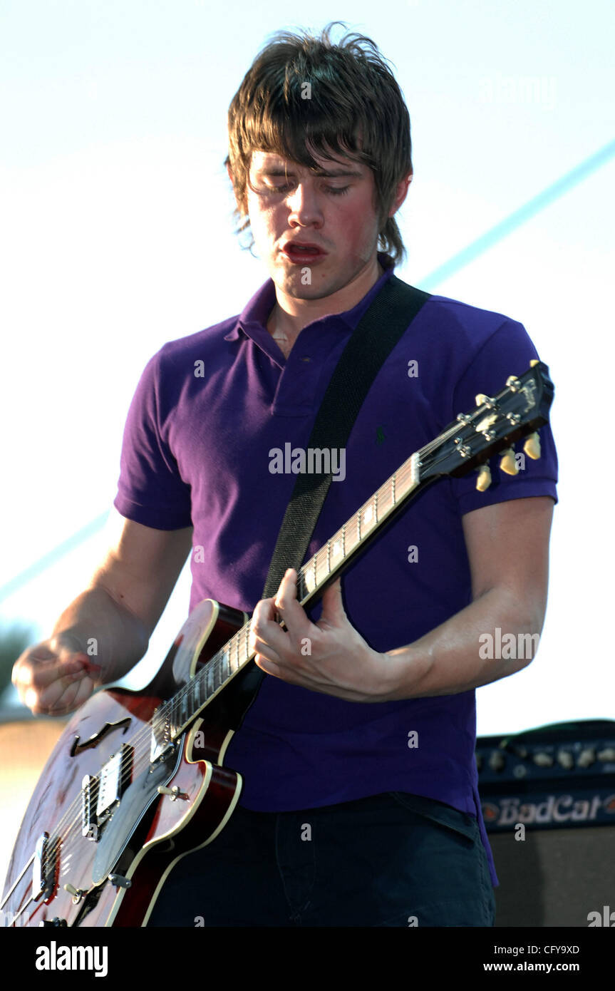 27 avril 2007, Indio, CA ; USA, musiciens Arctic Monkeys il se produit dans le cadre de la Coachella 2007 Music and Arts Festival qui a eu lieu à l'Empire Polo Field situé dans la région de Indio. Les trois jours du festival attire plus de 60 000 fans par jour qui voyagent de partout dans le pays pour voir une variété de Banque D'Images 27 avril 2007, Indio, CA ; USA, musiciens Arctic Monkeys il se produit dans le cadre de la Coachella 2007 Music and Arts Festival qui a eu lieu à l'Empire Polo Field situé dans la région de Indio. Les trois jours du festival attire plus de 60 000 fans par jour qui voyagent de partout dans le pays pour voir une variété de Banque D'Images