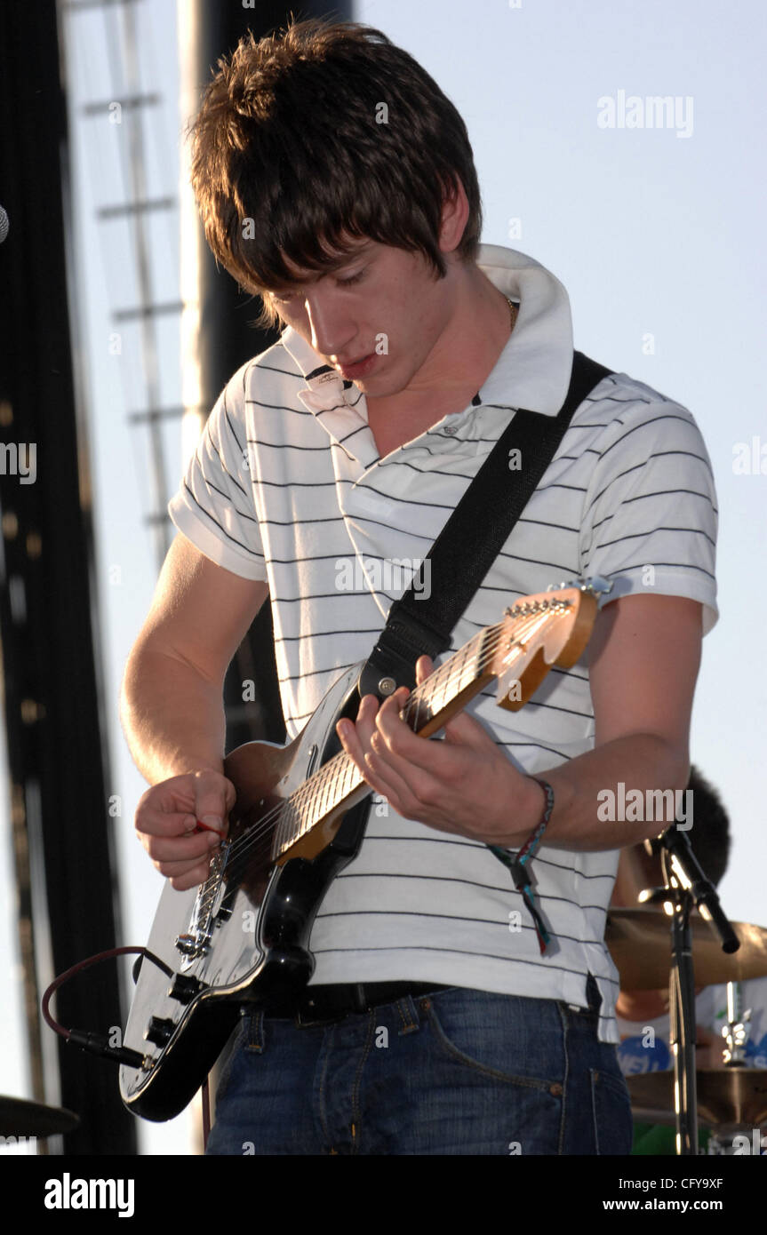 27 avril 2007, Indio, CA ; USA, musiciens Arctic Monkeys il se produit dans le cadre de la Coachella 2007 Music and Arts Festival qui a eu lieu à l'Empire Polo Field situé dans la région de Indio. Les trois jours du festival attire plus de 60 000 fans par jour qui voyagent de partout dans le pays pour voir une variété de Banque D'Images 27 avril 2007, Indio, CA ; USA, musiciens Arctic Monkeys il se produit dans le cadre de la Coachella 2007 Music and Arts Festival qui a eu lieu à l'Empire Polo Field situé dans la région de Indio. Les trois jours du festival attire plus de 60 000 fans par jour qui voyagent de partout dans le pays pour voir une variété de Banque D'Images