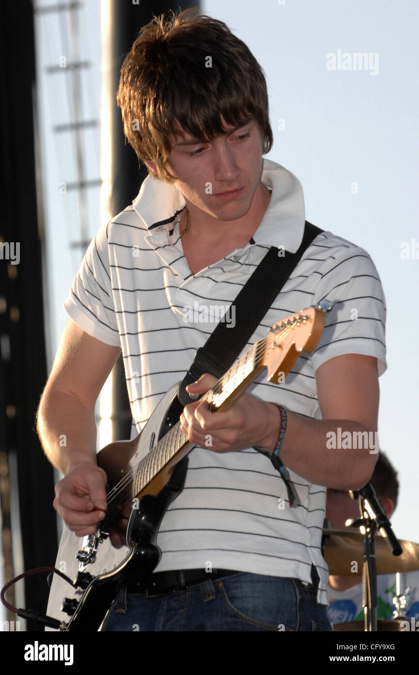 27 avril 2007, Indio, CA ; USA, musiciens Arctic Monkeys il se produit dans le cadre de la Coachella 2007 Music and Arts Festival qui a eu lieu à l'Empire Polo Field situé dans la région de Indio. Les trois jours du festival attire plus de 60 000 fans par jour qui voyagent de partout dans le pays pour voir une variété de Banque D'Images 27 avril 2007, Indio, CA ; USA, musiciens Arctic Monkeys il se produit dans le cadre de la Coachella 2007 Music and Arts Festival qui a eu lieu à l'Empire Polo Field situé dans la région de Indio. Les trois jours du festival attire plus de 60 000 fans par jour qui voyagent de partout dans le pays pour voir une variété de Banque D'Images