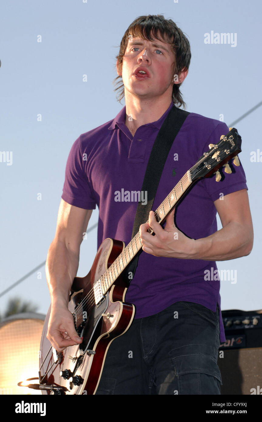 27 avril 2007, Indio, CA ; USA, musiciens Arctic Monkeys il se produit dans le cadre de la Coachella 2007 Music and Arts Festival qui a eu lieu à l'Empire Polo Field situé dans la région de Indio. Les trois jours du festival attire plus de 60 000 fans par jour qui voyagent de partout dans le pays pour voir une variété de Banque D'Images 27 avril 2007, Indio, CA ; USA, musiciens Arctic Monkeys il se produit dans le cadre de la Coachella 2007 Music and Arts Festival qui a eu lieu à l'Empire Polo Field situé dans la région de Indio. Les trois jours du festival attire plus de 60 000 fans par jour qui voyagent de partout dans le pays pour voir une variété de Banque D'Images