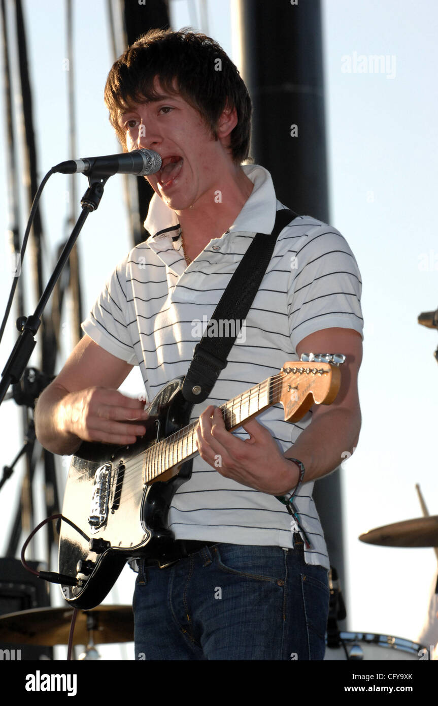 27 avril 2007, Indio, CA ; USA, musiciens Arctic Monkeys il se produit dans le cadre de la Coachella 2007 Music and Arts Festival qui a eu lieu à l'Empire Polo Field situé dans la région de Indio. Les trois jours du festival attire plus de 60 000 fans par jour qui voyagent de partout dans le pays pour voir une variété de Banque D'Images 27 avril 2007, Indio, CA ; USA, musiciens Arctic Monkeys il se produit dans le cadre de la Coachella 2007 Music and Arts Festival qui a eu lieu à l'Empire Polo Field situé dans la région de Indio. Les trois jours du festival attire plus de 60 000 fans par jour qui voyagent de partout dans le pays pour voir une variété de Banque D'Images
