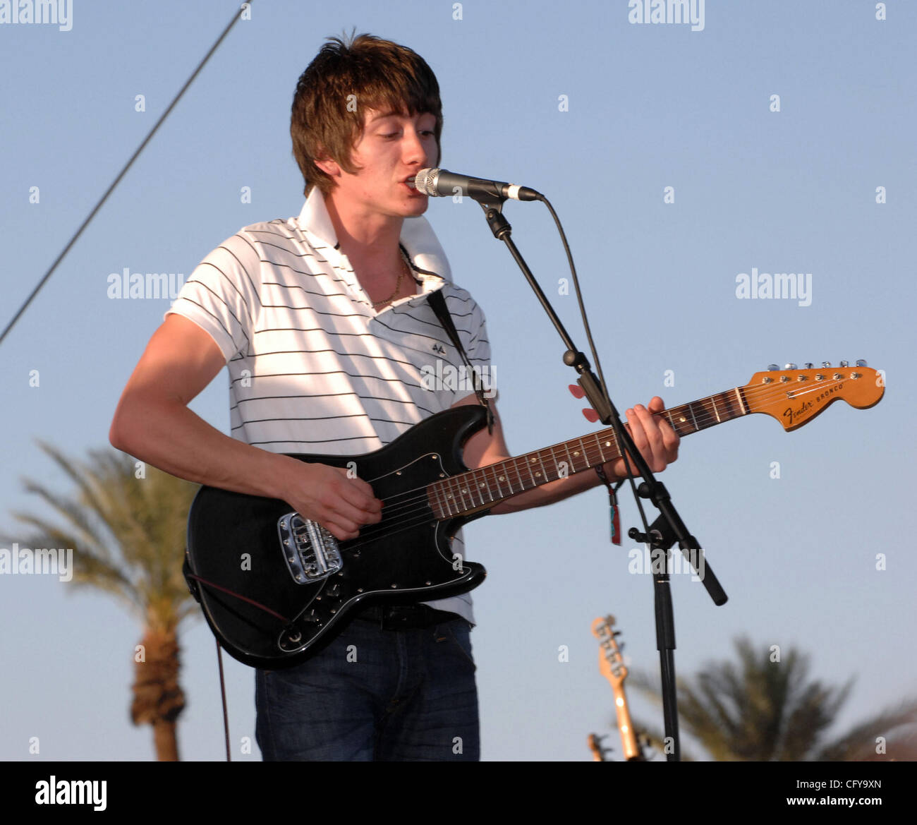 27 avril 2007, Indio, CA ; USA, musiciens Arctic Monkeys il se produit dans le cadre de la Coachella 2007 Music and Arts Festival qui a eu lieu à l'Empire Polo Field situé dans la région de Indio. Les trois jours du festival attire plus de 60 000 fans par jour qui voyagent de partout dans le pays pour voir une variété de Banque D'Images 27 avril 2007, Indio, CA ; USA, musiciens Arctic Monkeys il se produit dans le cadre de la Coachella 2007 Music and Arts Festival qui a eu lieu à l'Empire Polo Field situé dans la région de Indio. Les trois jours du festival attire plus de 60 000 fans par jour qui voyagent de partout dans le pays pour voir une variété de Banque D'Images