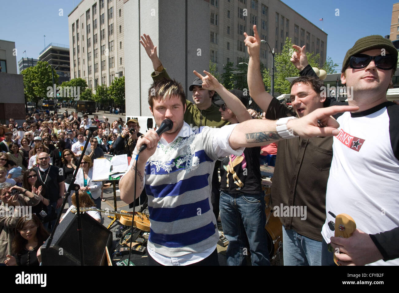 L'idole américain Blake Lewis revient à la maison pour une courte pause. Il est maintenant dans le top 3. À son retour, il a reçu un heros hometown bienvenue. Avec son groupe, il jeta un coup d'une heure impromptu concert gratuit en plein air à Seattles Westlake Center, en plein coeur de Seattle. Originaire de Seattle et invité spécial Sir M Banque D'Images