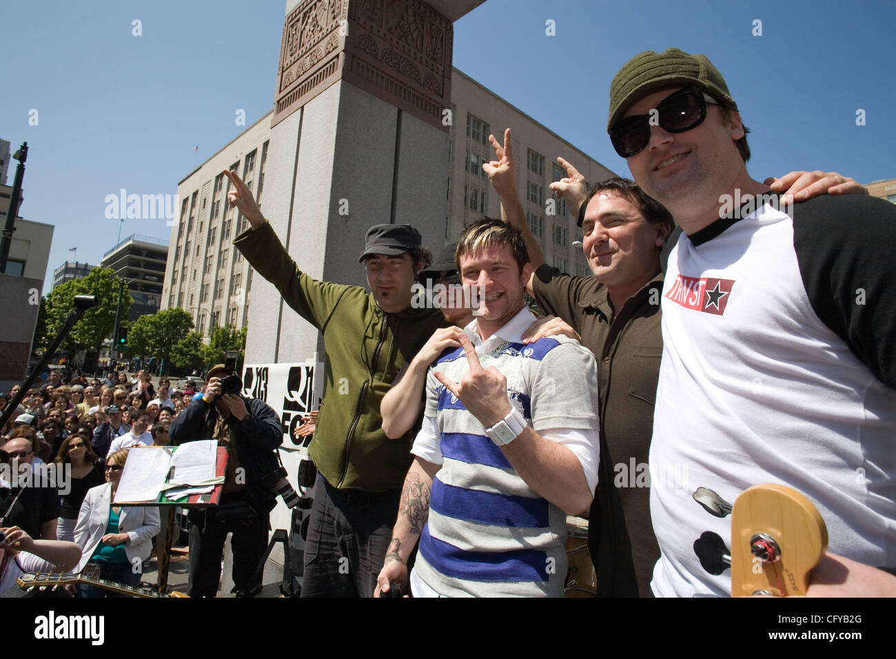 L'idole américain Blake Lewis revient à la maison pour une courte pause. Il est maintenant dans le top 3. À son retour, il a reçu un heros hometown bienvenue. Avec son groupe, il jeta un coup d'une heure impromptu concert gratuit en plein air à Seattles Westlake Center, en plein coeur de Seattle. Originaire de Seattle et invité spécial Sir M Banque D'Images