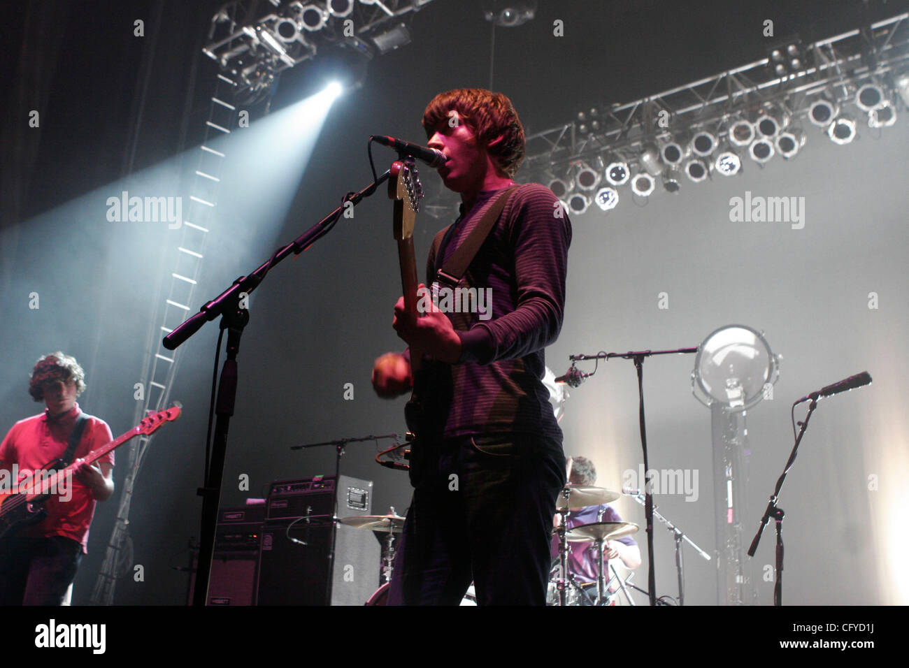 Arctic Monkeys à l'Hammerstein Ballroom le 15 mai 2007. Alex Turner -chant et à la guitare. Nick O'Malley à la basse Banque D'Images Arctic Monkeys à l'Hammerstein Ballroom le 15 mai 2007. Alex Turner -chant et à la guitare. Nick O'Malley à la basse Banque D'Images