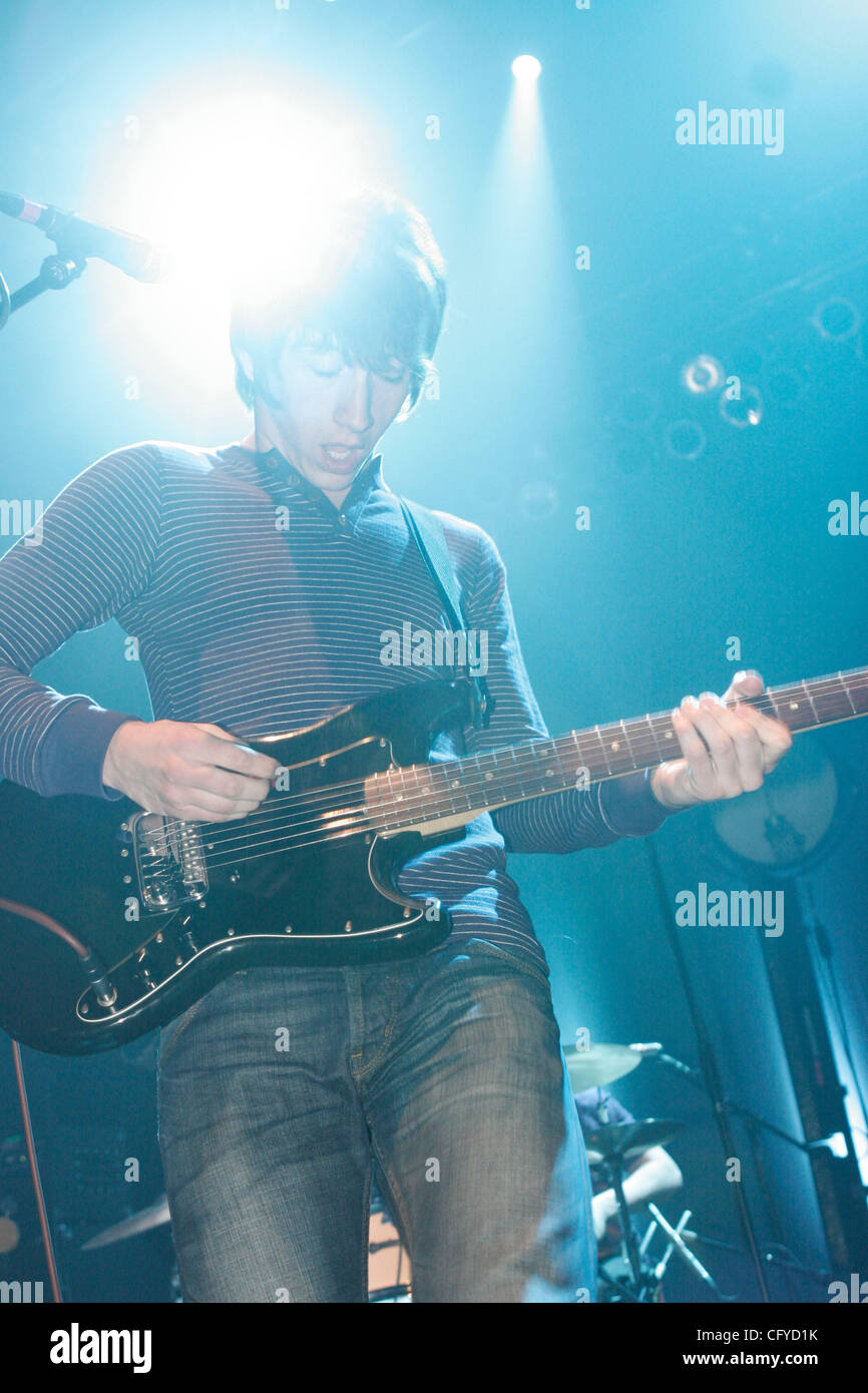 Arctic Monkeys à l'Hammerstein Ballroom le 15 mai 2007. Alex Turner -chant et à la guitare. Nick O'Malley à la basse Jamie Cook à la guitare Banque D'Images Arctic Monkeys à l'Hammerstein Ballroom le 15 mai 2007. Alex Turner -chant et à la guitare. Nick O'Malley à la basse Jamie Cook à la guitare Banque D'Images