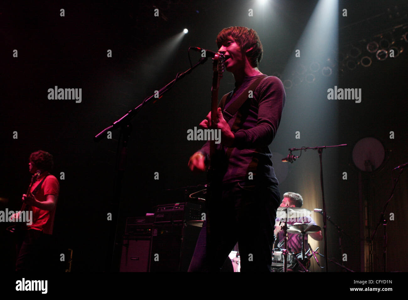 Arctic Monkeys à l'Hammerstein Ballroom le 15 mai 2007. Alex Turner -chant et à la guitare. Nick O'Malley à la basse Jamie Cook à la guitare Banque D'Images Arctic Monkeys à l'Hammerstein Ballroom le 15 mai 2007. Alex Turner -chant et à la guitare. Nick O'Malley à la basse Jamie Cook à la guitare Banque D'Images