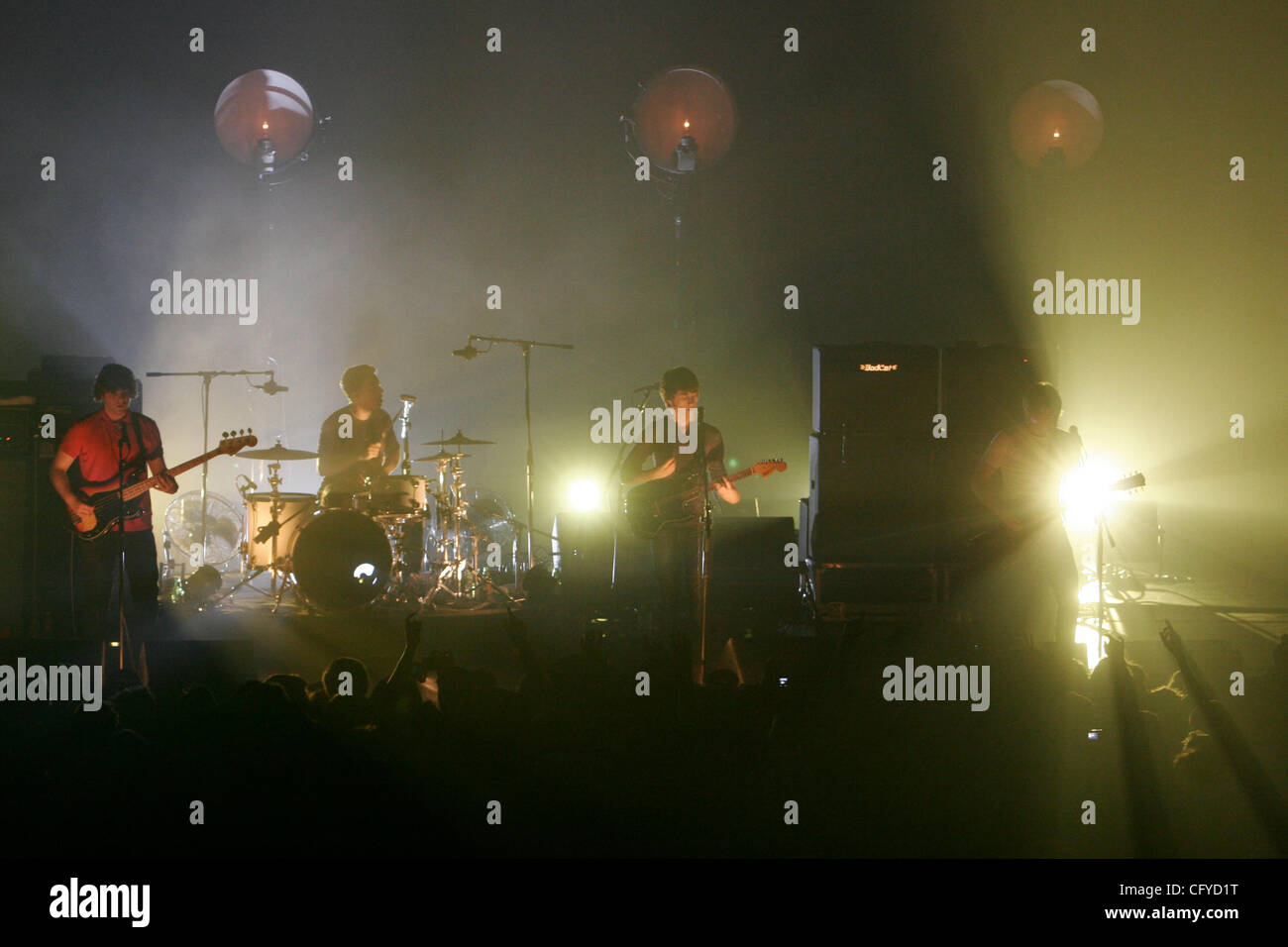 Arctic Monkeys à l'Hammerstein Ballroom le 15 mai 2007. Alex Turner -chant et à la guitare. Nick O'Malley à la basse Jamie Cook à la guitare Banque D'Images Arctic Monkeys à l'Hammerstein Ballroom le 15 mai 2007. Alex Turner -chant et à la guitare. Nick O'Malley à la basse Jamie Cook à la guitare Banque D'Images