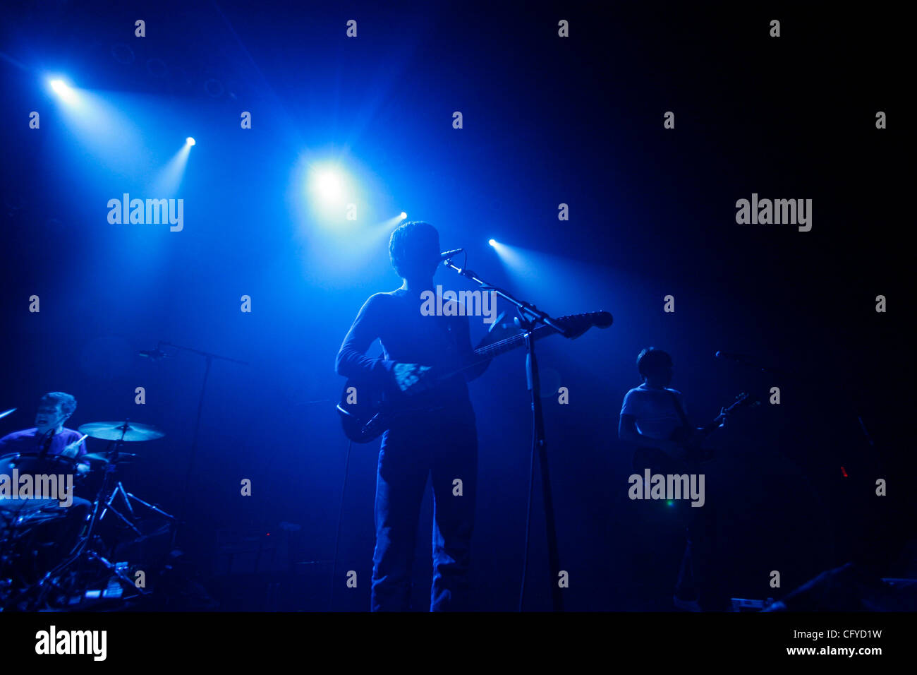Arctic Monkeys à l'Hammerstein Ballroom le 15 mai 2007. centre -Alex Turner -chant et à la guitare. Jamie Cook à la guitare Matthew Helders -batterie Banque D'Images Arctic Monkeys à l'Hammerstein Ballroom le 15 mai 2007. centre -Alex Turner -chant et à la guitare. Jamie Cook à la guitare Matthew Helders -batterie Banque D'Images