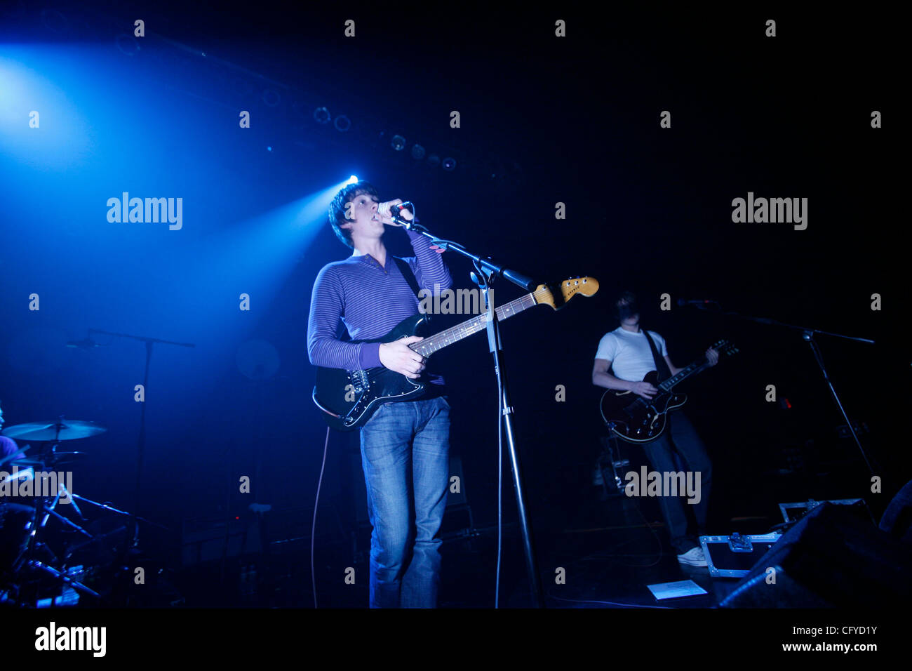 Arctic Monkeys à l'Hammerstein Ballroom le 15 mai 2007. Alex Turner -chant et à la guitare. Nick O'Malley à la basse Jamie Cook à la guitare Banque D'Images Arctic Monkeys à l'Hammerstein Ballroom le 15 mai 2007. Alex Turner -chant et à la guitare. Nick O'Malley à la basse Jamie Cook à la guitare Banque D'Images