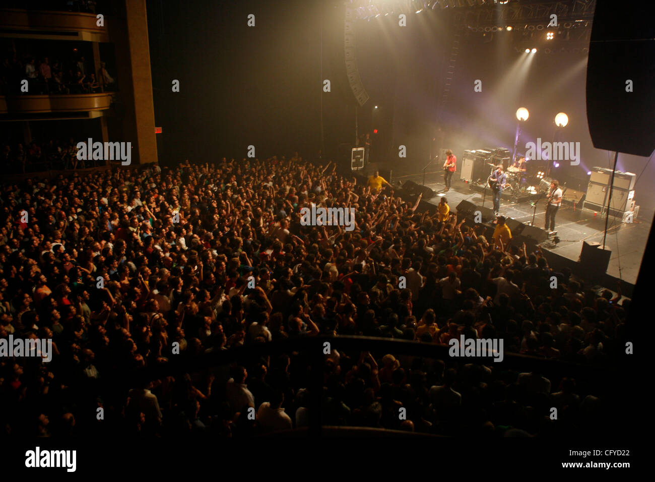 Arctic Monkeys à l'Hammerstein Ballroom le 15 mai 2007. Alex Turner -chant et guitare - Centre de Nick O'Malley à la basse à gauche Jamie Cook à la guitare sur la droite. Matthew Helders drums Banque D'Images Arctic Monkeys à l'Hammerstein Ballroom le 15 mai 2007. Alex Turner -chant et guitare - Centre de Nick O'Malley à la basse à gauche Jamie Cook à la guitare sur la droite. Matthew Helders drums Banque D'Images