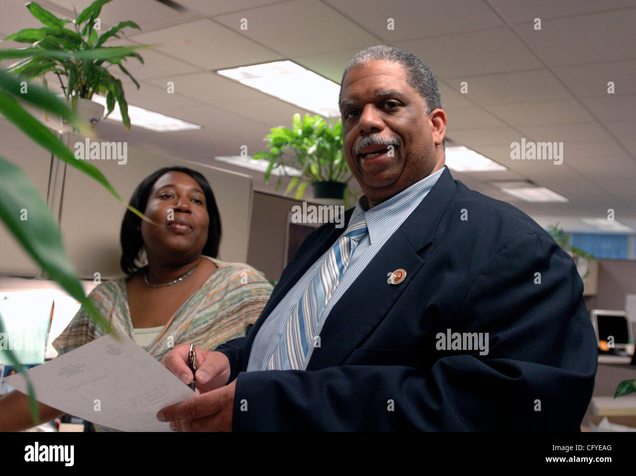 Leroy Comrie, New York membre du conseil représentant le 27e District de Queens, photographié parlant d'Adjointe législative Mishea Johnson dans ses bureaux de Manhattan. Conseiller municipal Comrie est en croisade contre la N-word et a voyagé partout dans le monde pour répandre le message believi Banque D'Images