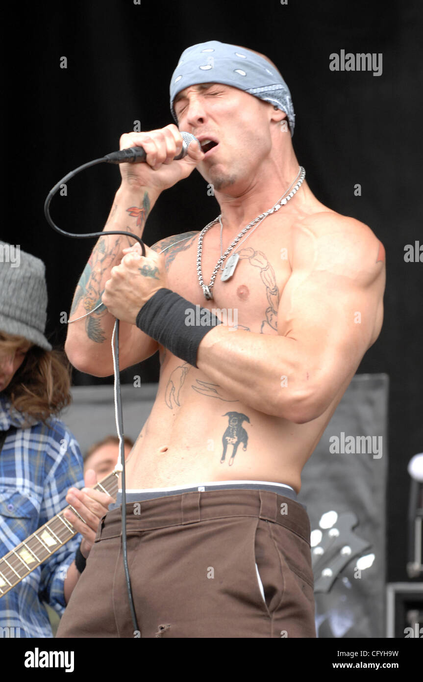 19 mai 2007 : Columbus, Ohio, USA, le chanteur JOHNNY STRONG de la bande l'opérateur procède à vivre une audience de plus de 40 000 lors de la première assemblée annuelle sur la gamme Rock Festival qui a eu lieu au stade de l'équipage situé dans le centre-ville de Columbus. Copyright 2007 Jason Moore. Crédit obligatoire : Jason Moore Banque D'Images