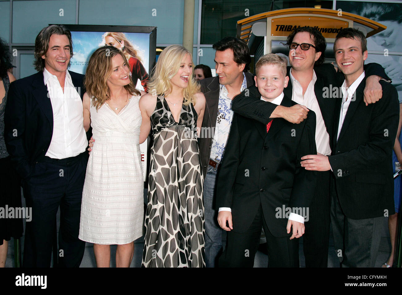 23 mai 2007 - Hollywood, Californie, USA - Cast Dermot Mulroney, Elisabeth Shue, CARLY SCHROEDER, ANDREW SHUE, HUNTER SCHROEDER, Davis Guggenheim & CHRISTOPHER SHAND au 'Gracie' Hollywood Premiere tenue à l'ArcLight Cinema. (Crédit Image : © Lisa O'Connor/ZUMA Press) Banque D'Images 23 mai 2007 - Hollywood, Californie, USA - Cast Dermot Mulroney, Elisabeth Shue, CARLY SCHROEDER, ANDREW SHUE, HUNTER SCHROEDER, Davis Guggenheim & CHRISTOPHER SHAND au 'Gracie' Hollywood Premiere tenue à l'ArcLight Cinema. (Crédit Image : © Lisa O'Connor/ZUMA Press) Banque D'Images