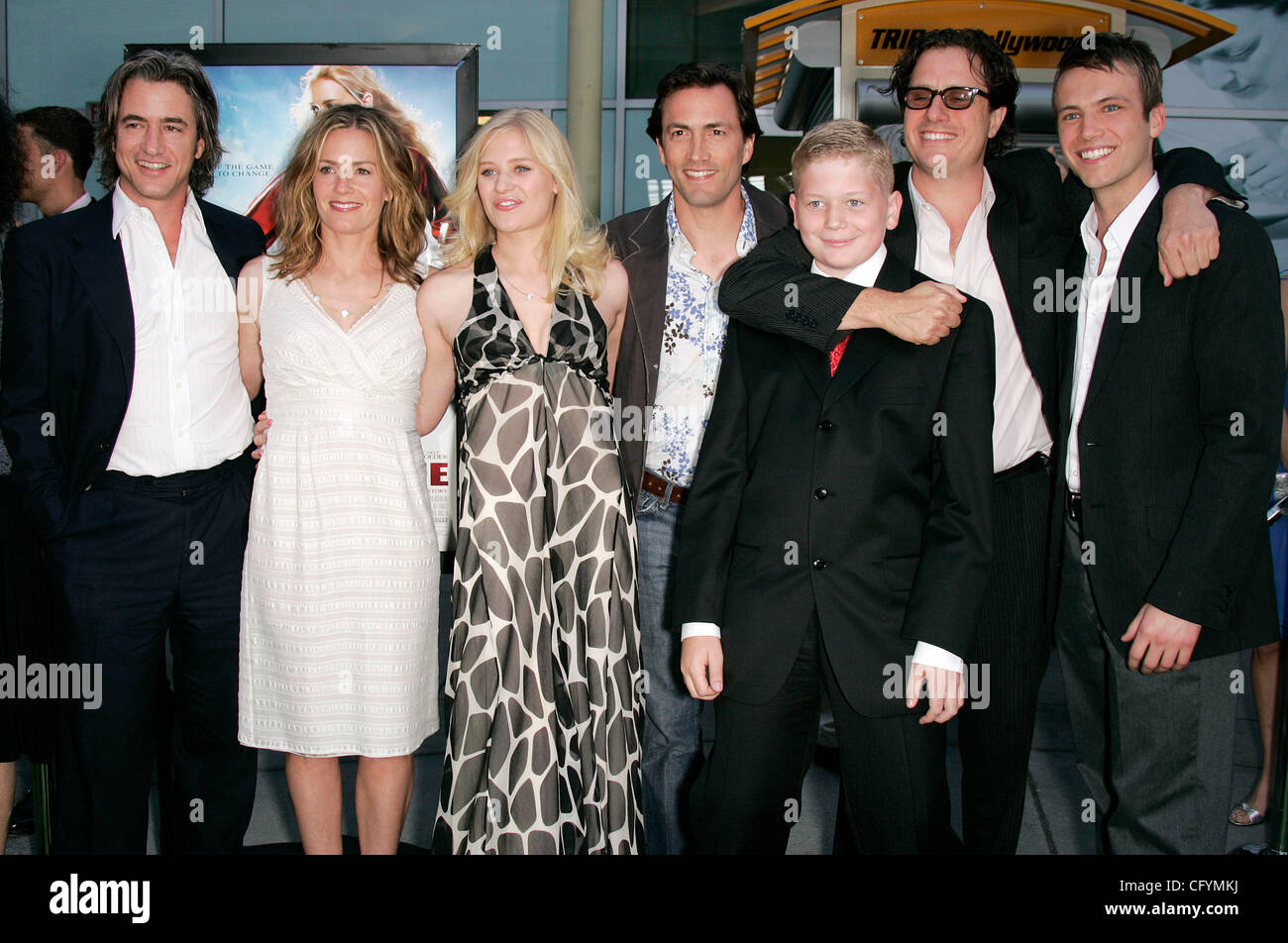 23 mai 2007 - Hollywood, Californie, USA - Cast Dermot Mulroney, Elisabeth Shue, CARLY SCHROEDER, ANDREW SHUE, HUNTER SCHROEDER, Davis Guggenheim & CHRISTOPHER SHAND au 'Gracie' Hollywood Premiere tenue à l'ArcLight Cinema. (Crédit Image : © Lisa O'Connor/ZUMA Press) Banque D'Images 23 mai 2007 - Hollywood, Californie, USA - Cast Dermot Mulroney, Elisabeth Shue, CARLY SCHROEDER, ANDREW SHUE, HUNTER SCHROEDER, Davis Guggenheim & CHRISTOPHER SHAND au 'Gracie' Hollywood Premiere tenue à l'ArcLight Cinema. (Crédit Image : © Lisa O'Connor/ZUMA Press) Banque D'Images