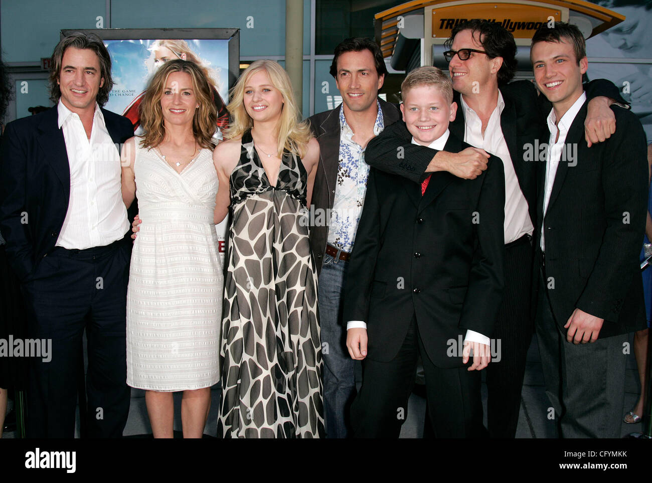 23 mai 2007 - Hollywood, Californie, USA - Cast Dermot Mulroney, Elisabeth Shue, CARLY SCHROEDER, ANDREW SHUE, HUNTER SCHROEDER, Davis Guggenheim & CHRISTOPHER SHAND au 'Gracie' Hollywood Premiere tenue à l'ArcLight Cinema. (Crédit Image : © Lisa O'Connor/ZUMA Press) Banque D'Images 23 mai 2007 - Hollywood, Californie, USA - Cast Dermot Mulroney, Elisabeth Shue, CARLY SCHROEDER, ANDREW SHUE, HUNTER SCHROEDER, Davis Guggenheim & CHRISTOPHER SHAND au 'Gracie' Hollywood Premiere tenue à l'ArcLight Cinema. (Crédit Image : © Lisa O'Connor/ZUMA Press) Banque D'Images