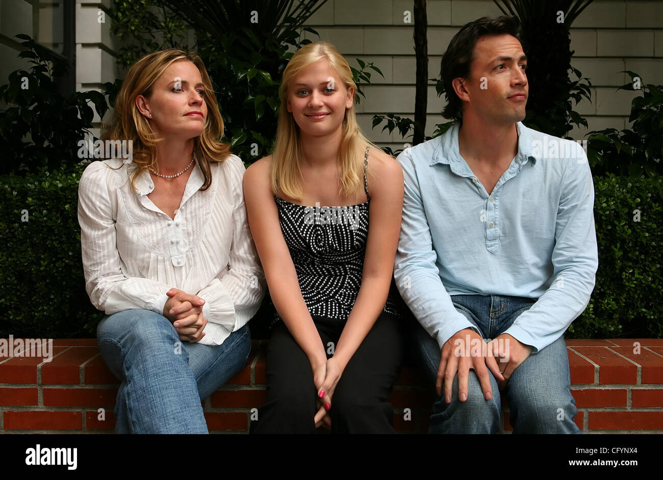 Actrices Elizabeth Shue, Carly Schroeder, l'âge de 16 ans, et l'acteur Andrew Shue sont photographiés au Ritz Carlton le vendredi 25 mai 2007 à San Francisco, Californie Schroder est un nouveau film appelé "Gracie", l'ouverture du 1er juin. Le film est inspiré des événements dans la vie d'Elisabeth Shue en grandissant. (J Banque D'Images Actrices Elizabeth Shue, Carly Schroeder, l'âge de 16 ans, et l'acteur Andrew Shue sont photographiés au Ritz Carlton le vendredi 25 mai 2007 à San Francisco, Californie Schroder est un nouveau film appelé "Gracie", l'ouverture du 1er juin. Le film est inspiré des événements dans la vie d'Elisabeth Shue en grandissant. (J Banque D'Images