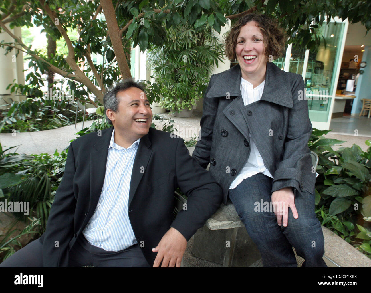 Isaac Cohen et Marie Tagliaferri, co-fondateurs de l'entreprise de biotechnologie, un Bionovo à Emeryville, CA, sont attendus pour libérer un traitement hormonal pour les bouffées de chaleur qui est dérivé de plantes.(Laura Oda/l'Oakland Tribune) Banque D'Images