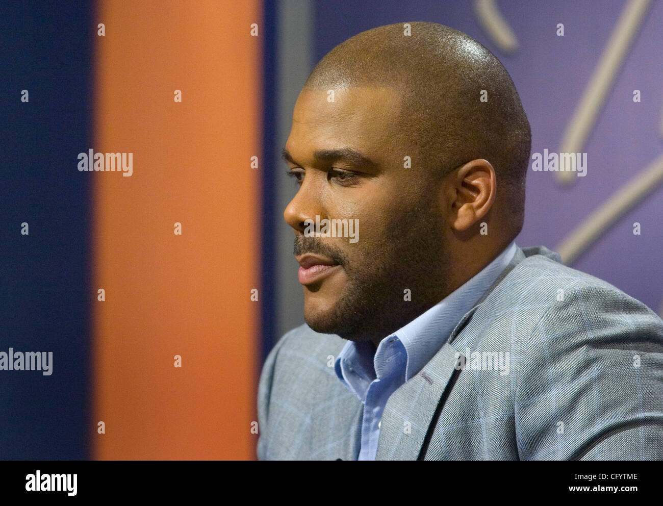 ATLANTA, GA - 31 mai : l'acteur-réalisateur Tyler Perry sur l'ensemble d'internet uniquement son Show de Tyler Perry dans un studio à Atlanta, Géorgie le jeudi 31 mai 2007. Perry's show Chambre de Payne est diffusée sur TBS le 6 juin. (Photo par Erik S. moindre/pour le New York Times) Banque D'Images ATLANTA, GA - 31 mai : l'acteur-réalisateur Tyler Perry sur l'ensemble d'internet uniquement son Show de Tyler Perry dans un studio à Atlanta, Géorgie le jeudi 31 mai 2007. Perry's show Chambre de Payne est diffusée sur TBS le 6 juin. (Photo par Erik S. moindre/pour le New York Times) Banque D'Images