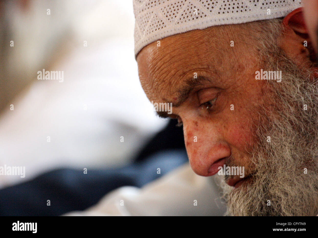 Une réunion d'ecclésiastiques musulmans à Srinagar, 31 mai 2007. La réunion a eu lieu un jour après qu'un haut dignitaire religieux musulman a publié un édit contre l'armée indienne pour la rénovation des mosquées au Cachemire indien et a exhorté les musulmans à résister à de telles évolutions "bec et ongles". La fatwa par Mufti Bashirudin, grand mufti du Cachemire, Banque D'Images