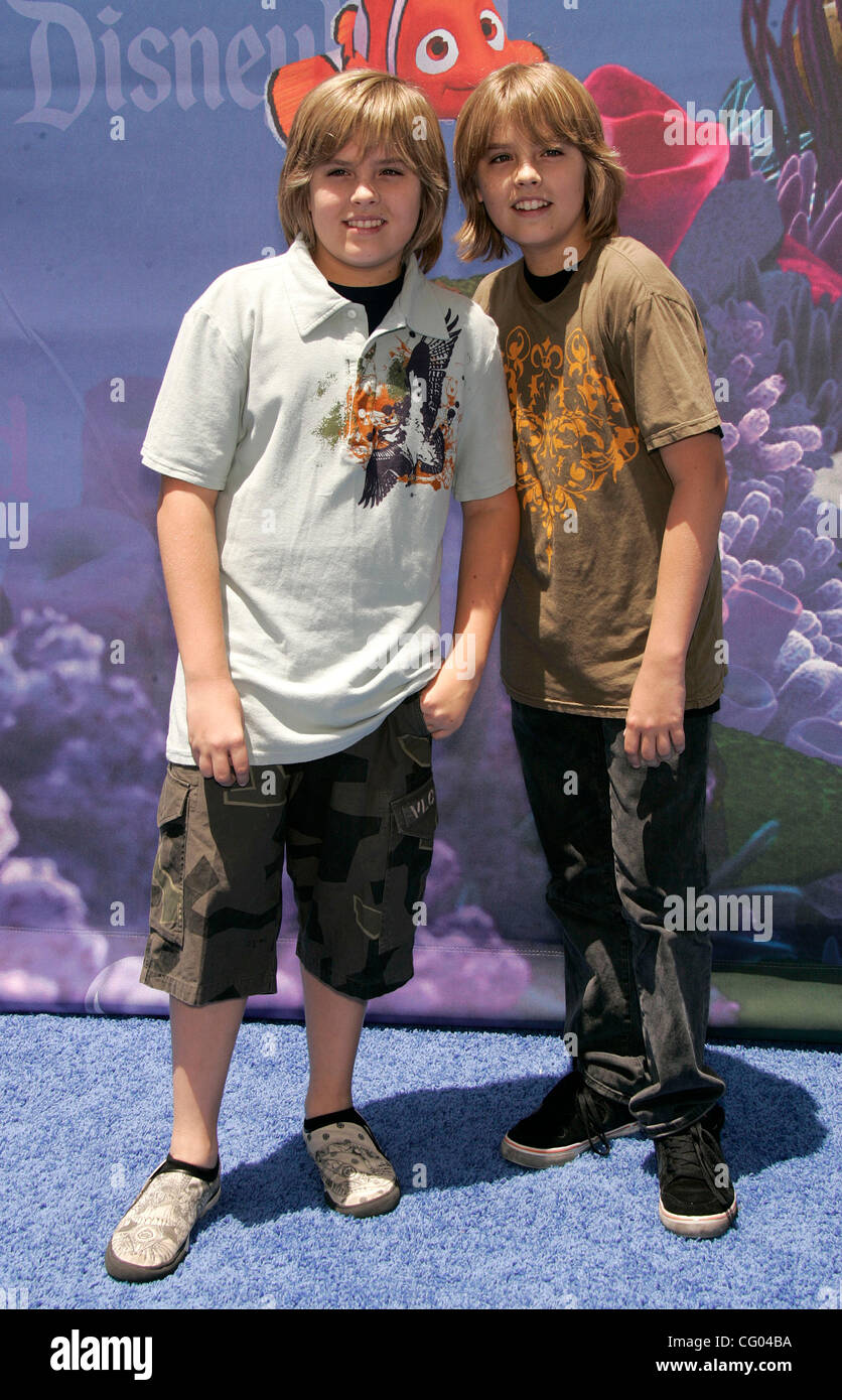 Jun 10, 2007 - Anaheim, Californie, USA - Acteurs DYLAN & Cole Sprouse à l'ouverture de Nemo Submarine voyage à Disneyland Park. (Crédit Image : © Lisa O'Connor/ZUMA Press) Banque D'Images
