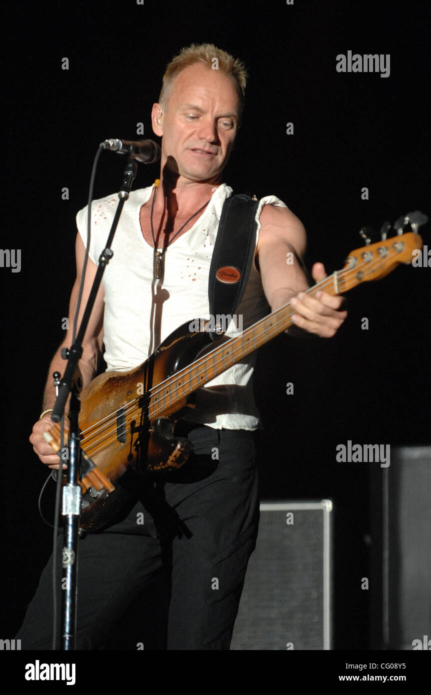 Jun 16, 2007 Manchester, TN, USA, le guitariste basse de Sting le ...