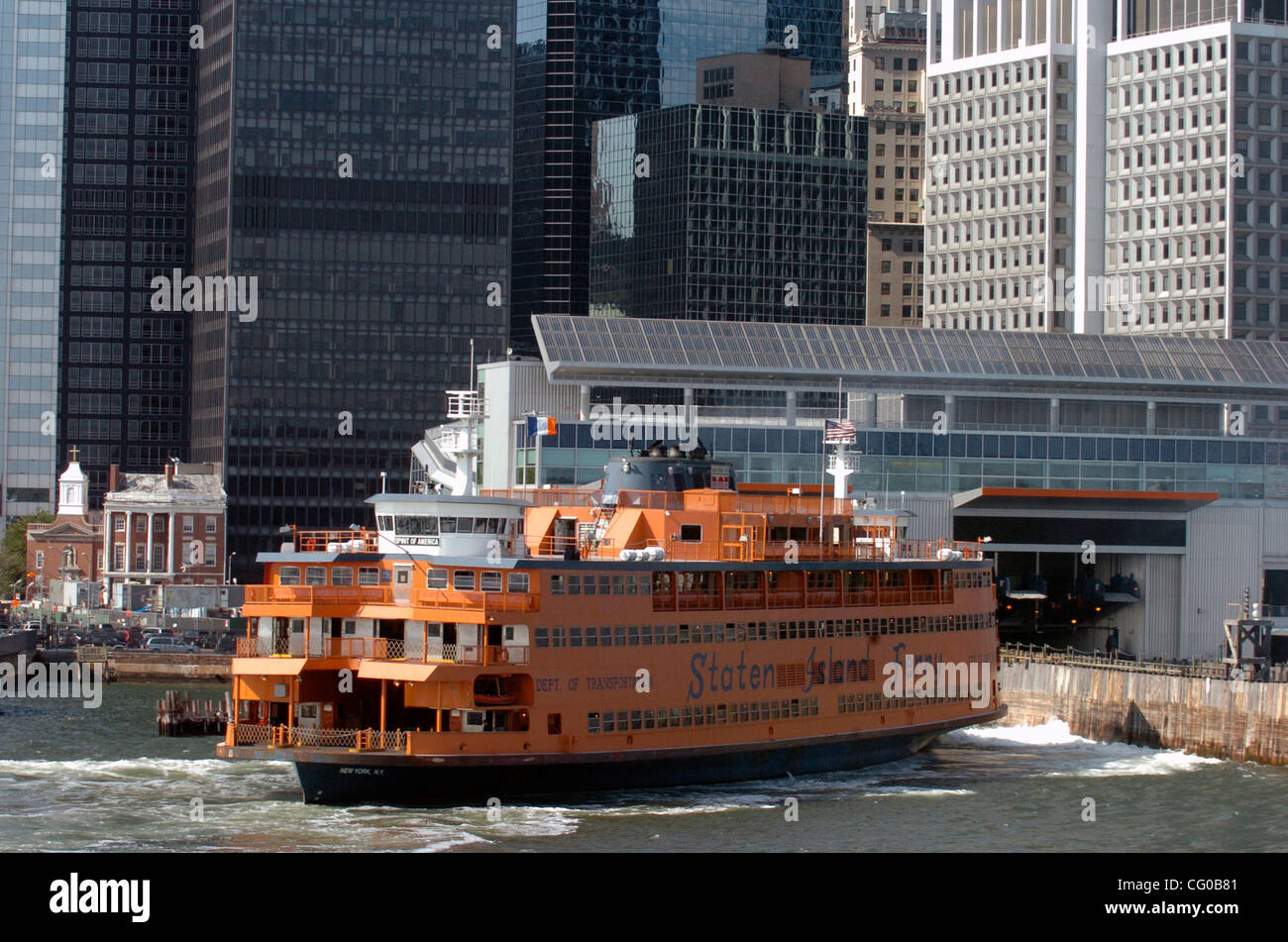 Le Staten Island Ferry fournit 20 millions de personnes par an (70 000 passagers par jour) avec le service de traversier entre la rue George à Staten Island et Whitehall Street dans le lower Manhattan. Le 5 km, 25 minutes de trajet fournit une vue majestueuse du port de New York pour libre. Banque D'Images