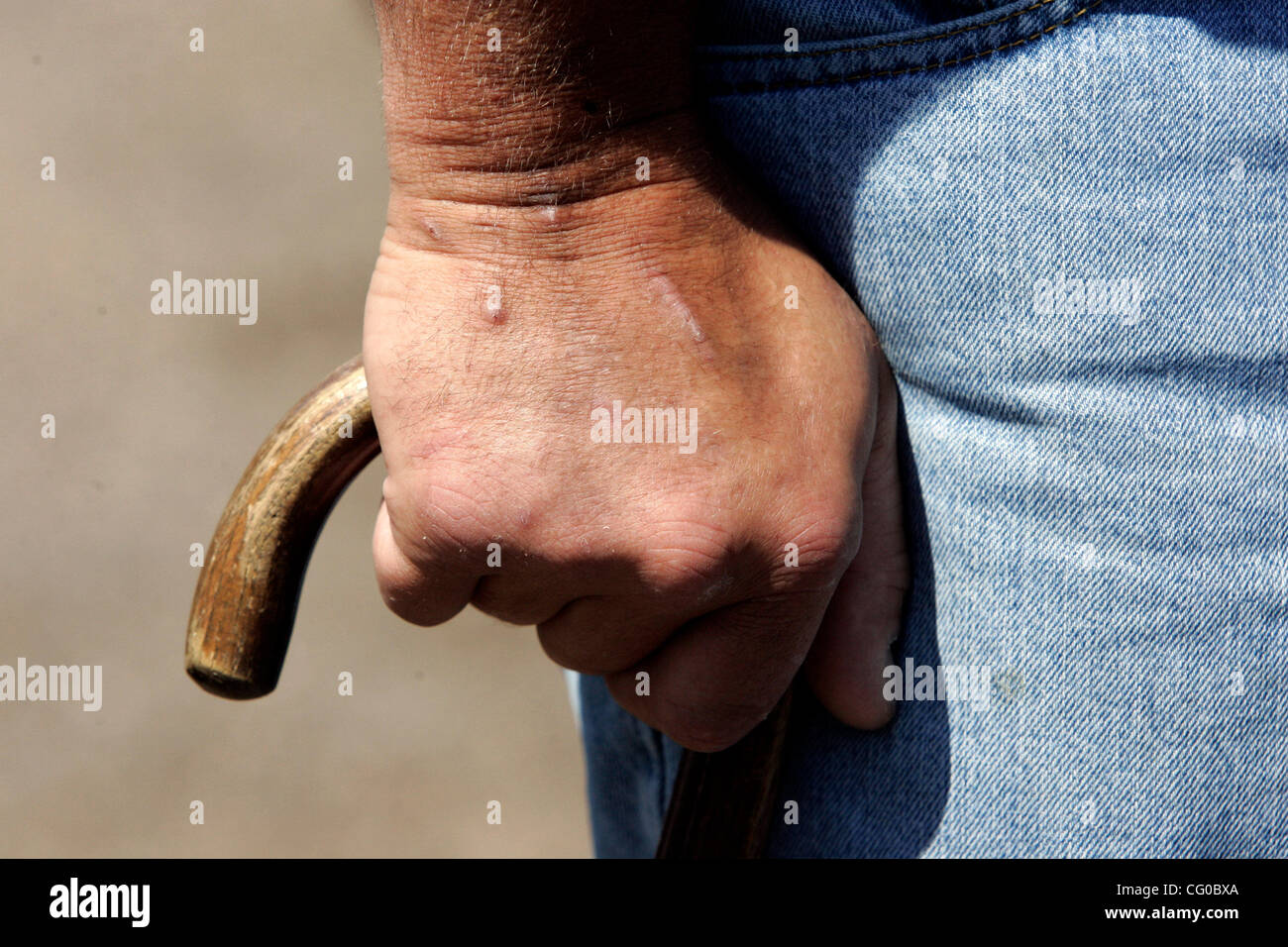 21 juin 2007 - Minneapolis, MN, USA - Don Gunnon doit utiliser une canne pour marcher à cause des problèmes de dos causés par une balle logée près de la colonne vertébrale est par son nerf sciatique. Après la voiture de Gunnon a été volé il a été envoyé à la Minneapolis impound lot. Étant une mobilité vet, avoir une femme d'un cancer et vivant dans un f Banque D'Images