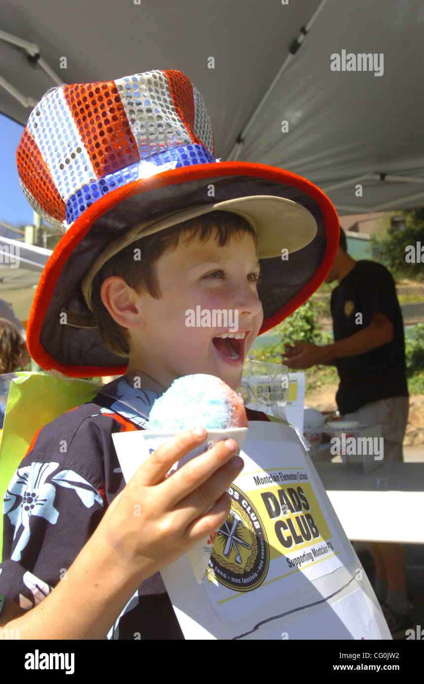 Andrew Reinfranck vend sno-cônes pour le Montclair Dad's Club durant la journée de plaisir en famille au parc Montclair à Oakland, Californie Le mercredi 4 juillet 2007. La journée de plaisir en famille et pique-niques inclus une variété de divertissement familial. L'événement a été parrainé par l'amélioration de la sécurité et de Montclair Coumci Banque D'Images