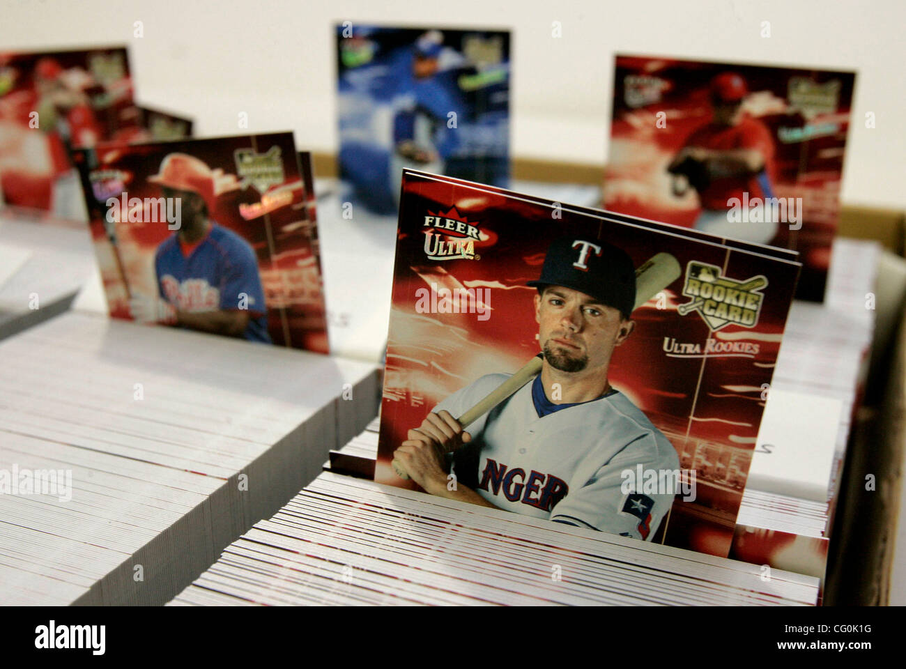 Le 5 juillet 2007, Carlsbad, Californie, États-Unis d' vue détaillée des cartes de baseball fini d'être emballés au pont supérieur. Fermer droit est une recrue de carte Ultra Fleer catcher Chris Stewart de Rangers te Crédit obligatoire : photo par Charlie Neuman/San Diego Union-Tribune/Zuma Press. copyright 2007 San Diego Union européenne- Banque D'Images