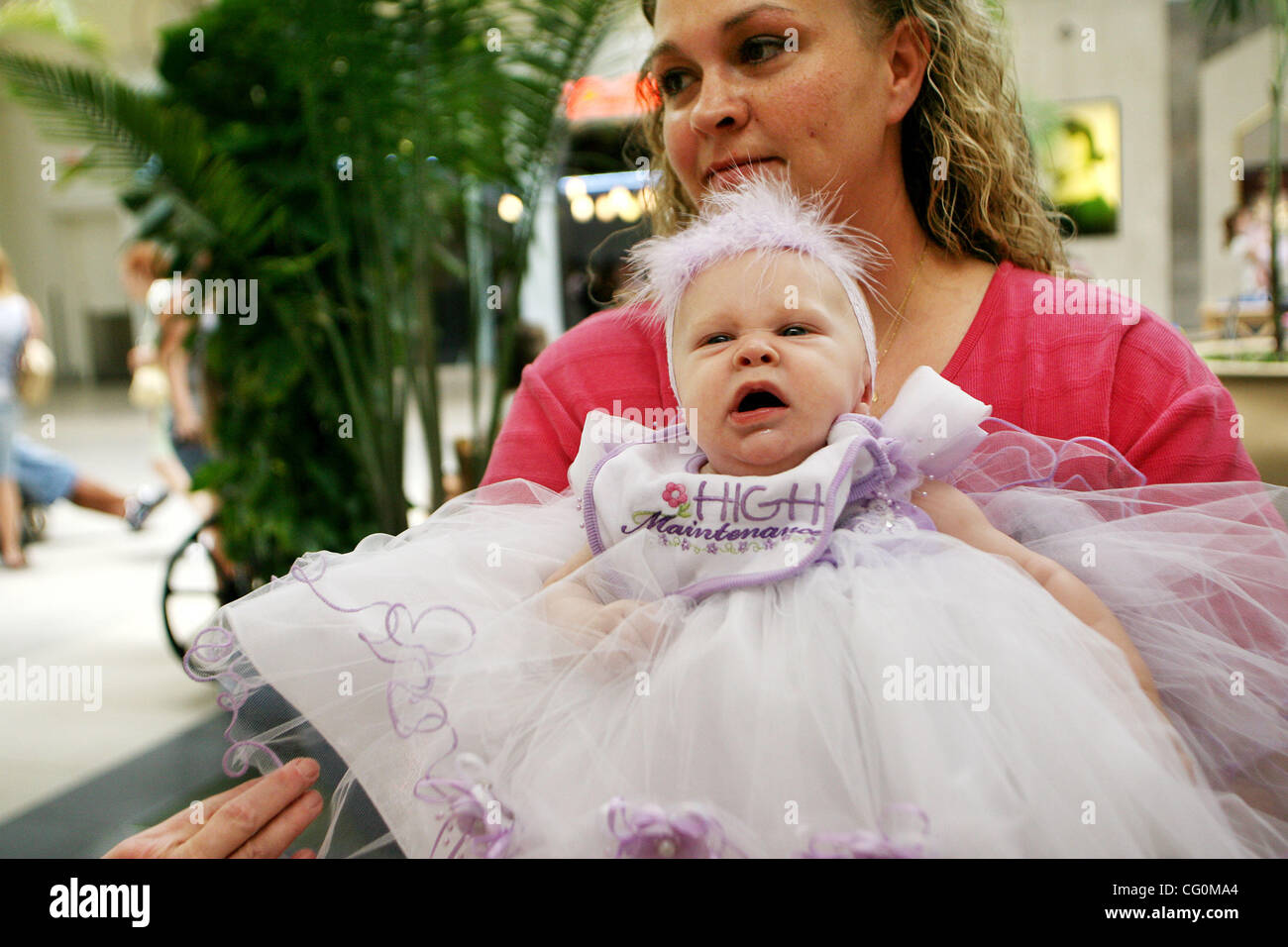 Transports Canada a rencontré 070707 pageant (1d11) -- 0040259A-Photo de Amanda Voisard/Le Palm Beach Post--pour Transports Canada a rencontré CLO - Jensen Beach-- Farrah Kernan, 3-mois, devient un peu difficile dans les bras de sa mère, Cynthia Kernan de Jensen Beach pendant la petite Mlle/M. Firecracker Contest le samedi après-midi. . 07/ Banque D'Images