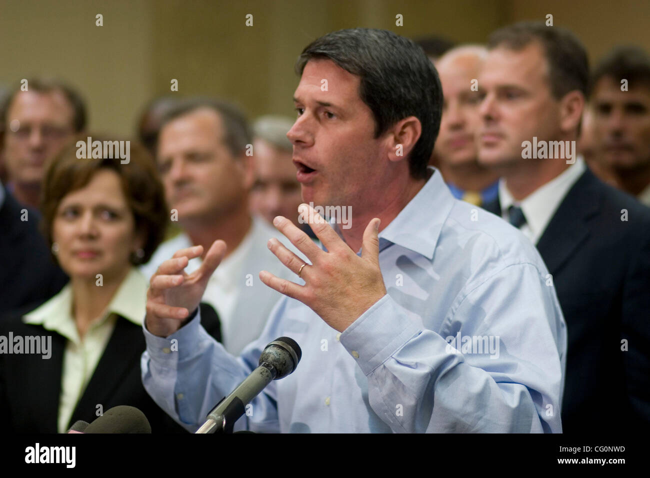 Le sénateur américain David Vitter fait une déclaration aux médias concernant les entreprises en Louisiane Vendredi, 30 septembre 2005 à l'hôtel Hilton de Kemper, LA. Vitter a démissionné en tant que candidat présidentiel républicain Rudy Giuliani, président de la campagne régionale pour le sud après avoir admis qu'il avait une visite Ne Banque D'Images