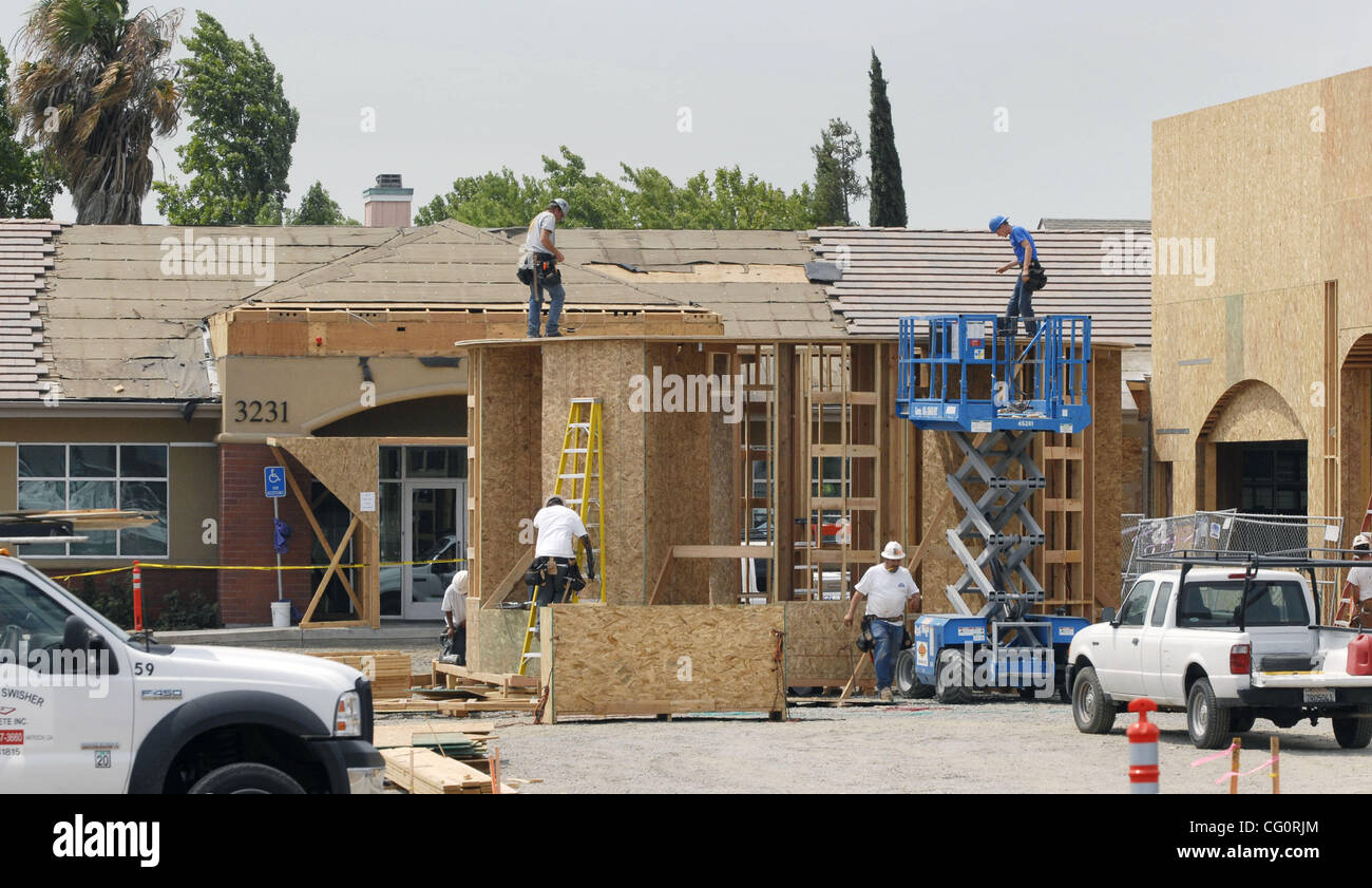 C'est la construction du nouvel Hôtel de Ville d'Oakley, à droite, avec l'aînée dans Oakley en Californie le mardi 10 juillet 2007. L''Oakley, le Conseil a voté 4-1 en faveur de l'ajout des mots "In God we trust", leur devise. (Herman Bustamante Jr./Contra Costa Times) Banque D'Images