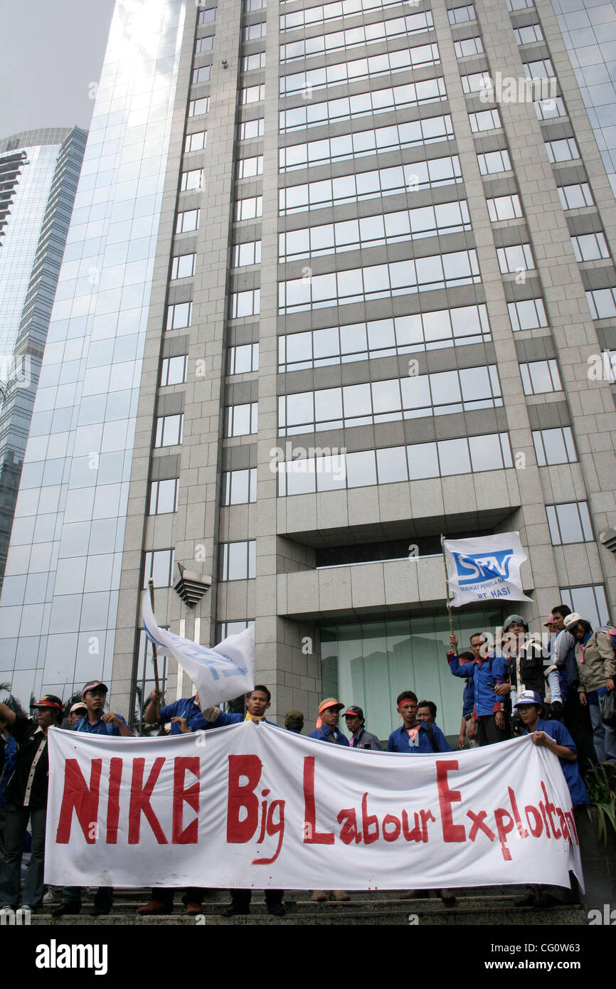 JAKARTA, INDONÉSIE Des milliers de travailleurs d'usine de PT. La Nasa qui  travaillent pour Nike Inc, manifestation devant le siège de Nike en  Indonésie à Jakarta au cours de la première journée