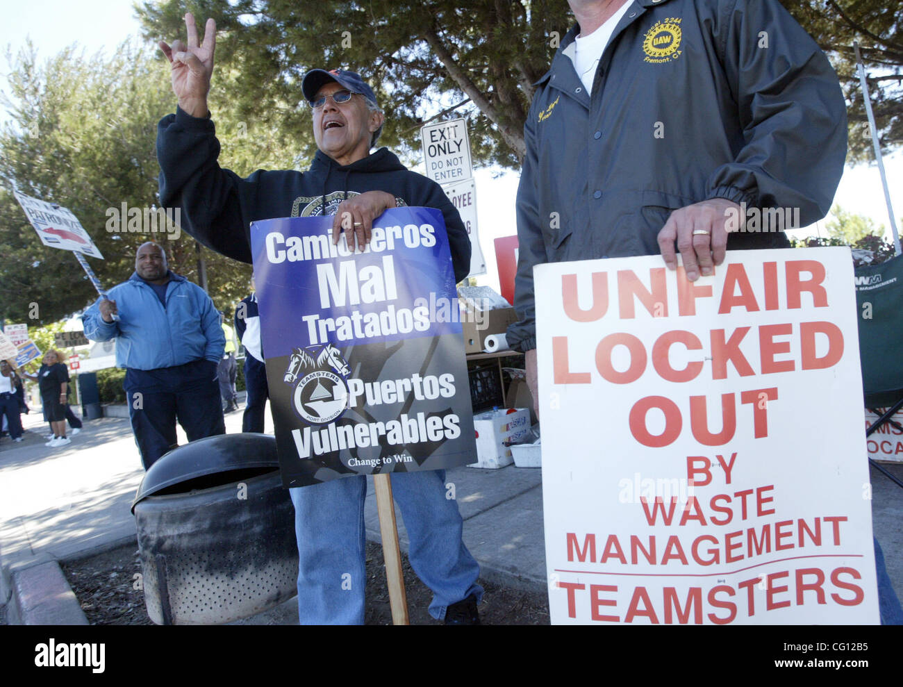 Jesse Velasquez, (centre gauche) un pilote de Livermore, qui a travaillé pour la gestion des déchets pendant 42 ans, fait état de voitures passant en face de l'installation de gestion des déchets sur la 98e Avenue le vendredi 20 juillet 2007, à Oakland, Californie (Jane Tyska/La revue quotidienne) Banque D'Images
