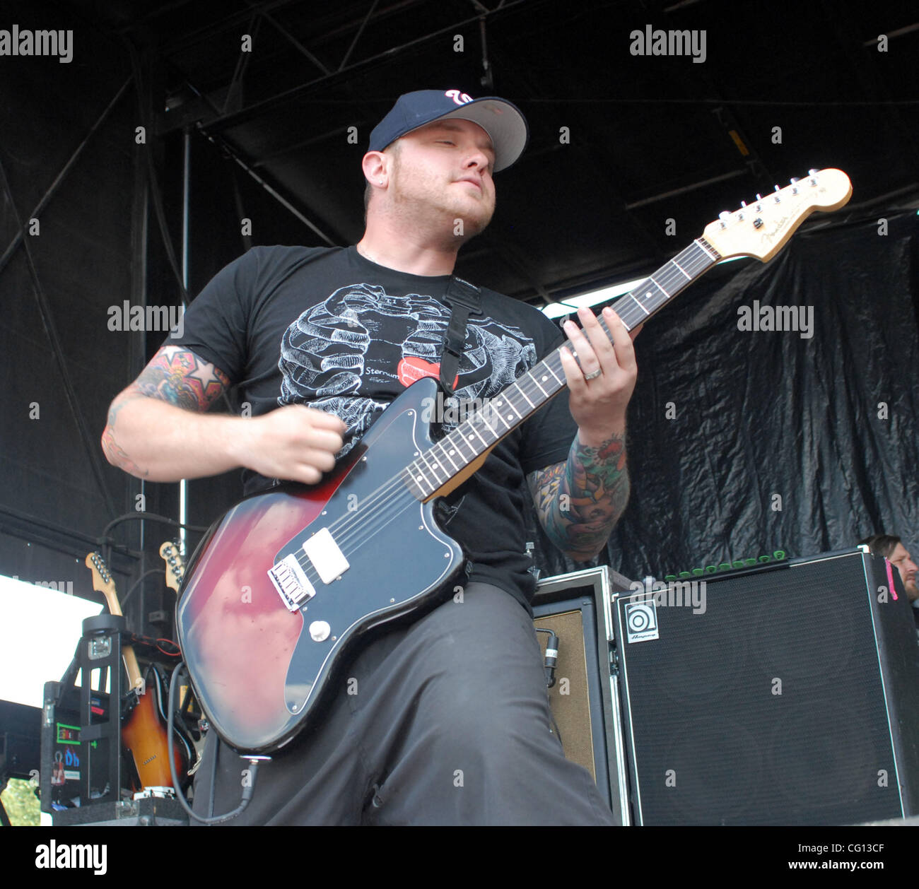 Juillet 23, 2007 ; Charlotte, NC USA ; Le guitariste Chad GILBERT de New Found Glory le groupe se produit sur scène dans le cadre de la 13e édition de Vans Warped Tour qui a eu lieu à l'Amphithéâtre Verizon Wireless situé à Charlotte. Crédit obligatoire : Photo par Jason Moore (©) Copyright 2007 by Jason Moore Banque D'Images